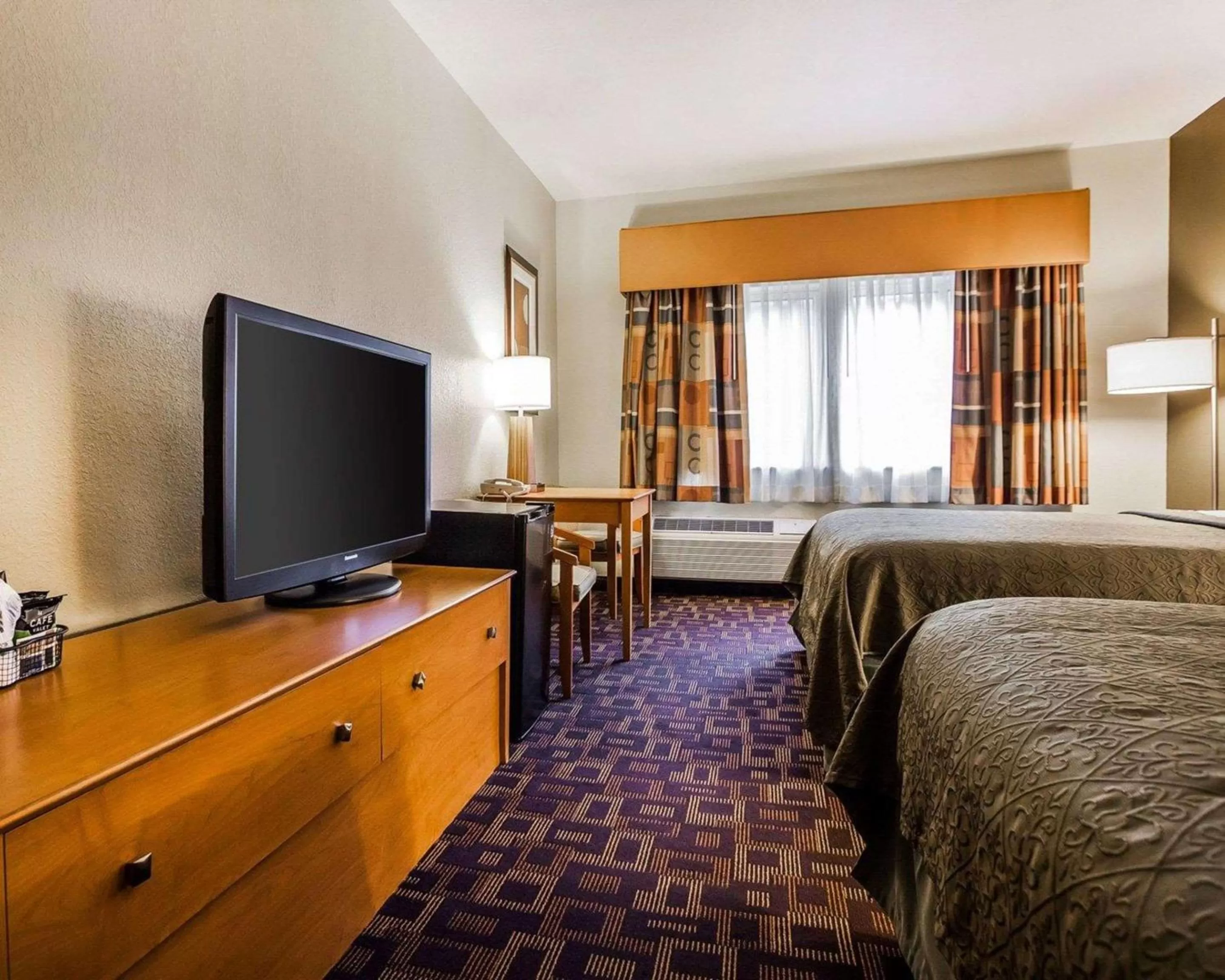 Photo of the whole room, Bed in Quality Inn & Suites Des Moines Airport