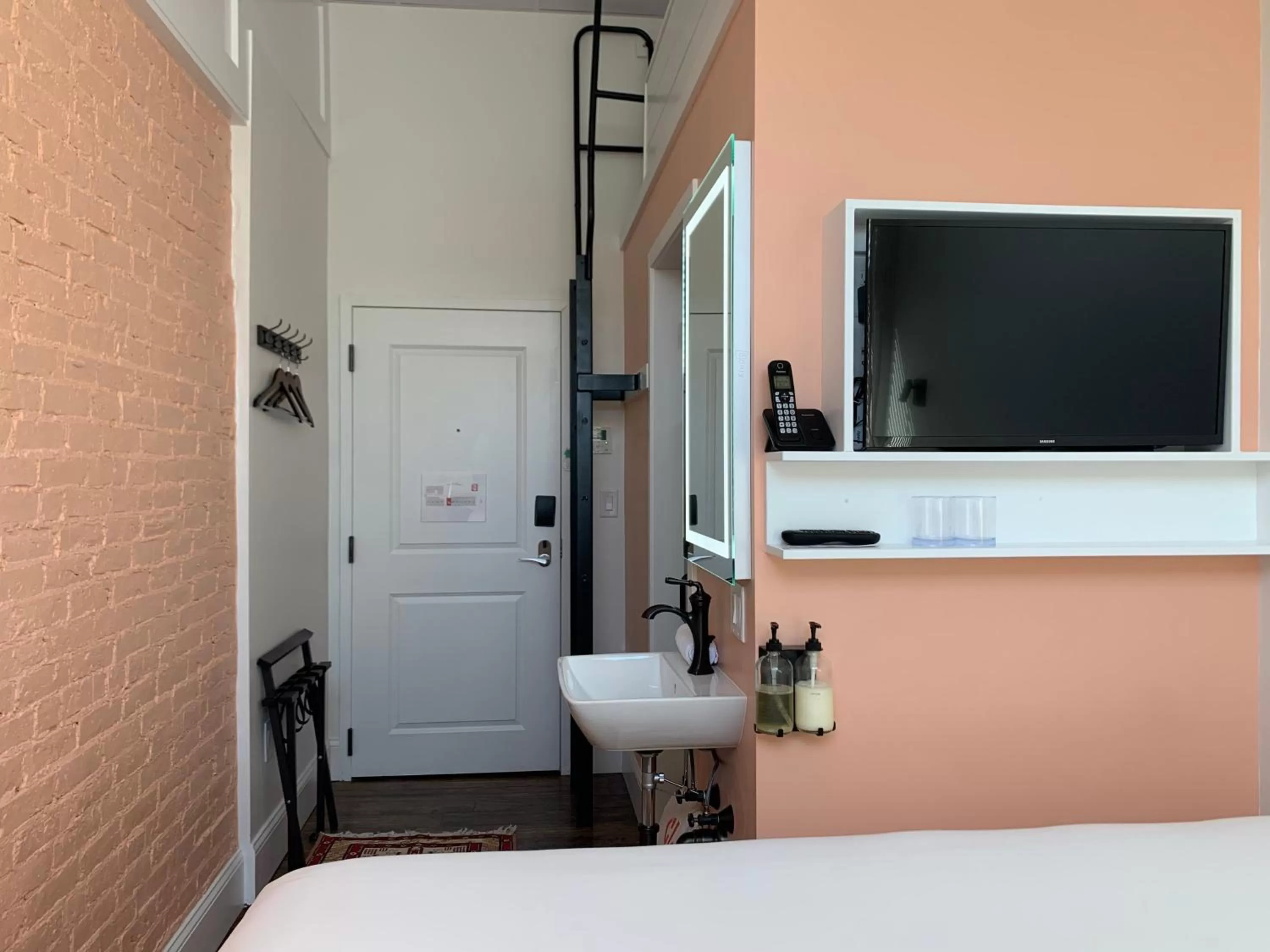 TV and multimedia, Bed in The Cabot Lodge