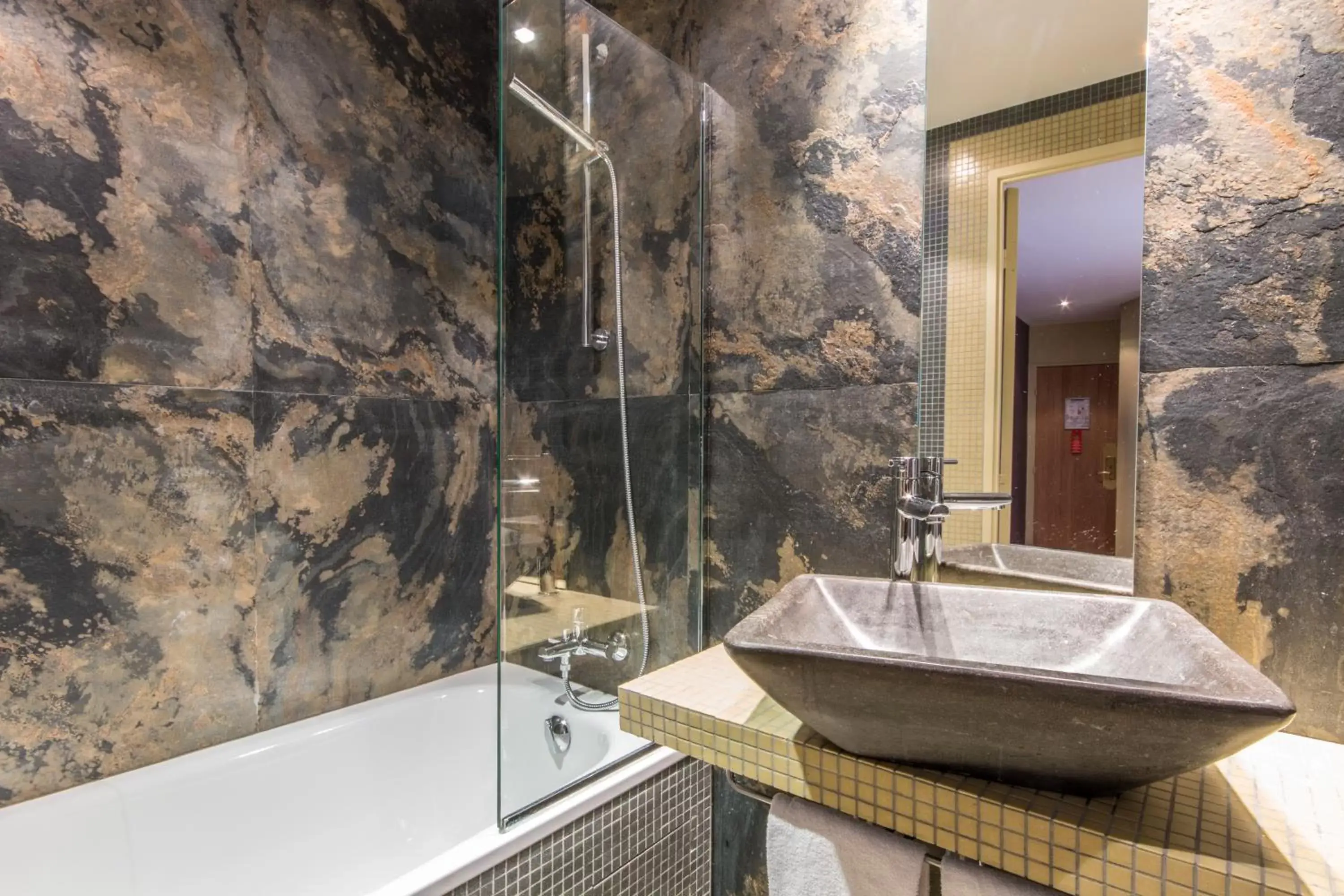 Shower, Bathroom in Hotel Moulin Plaza