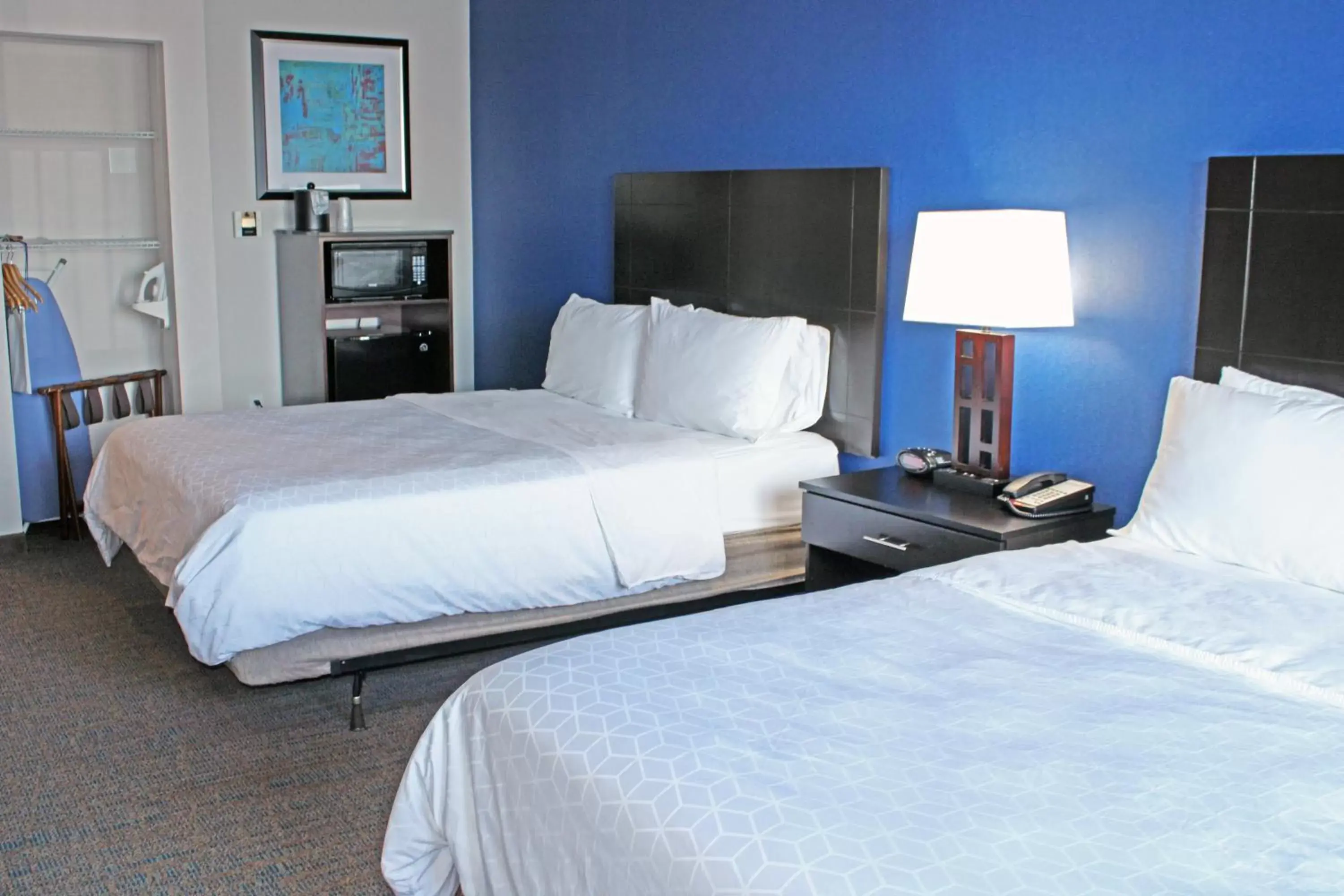 Photo of the whole room, Bed in Holiday Inn Express & Suites Bakersfield Airport, an IHG Hotel