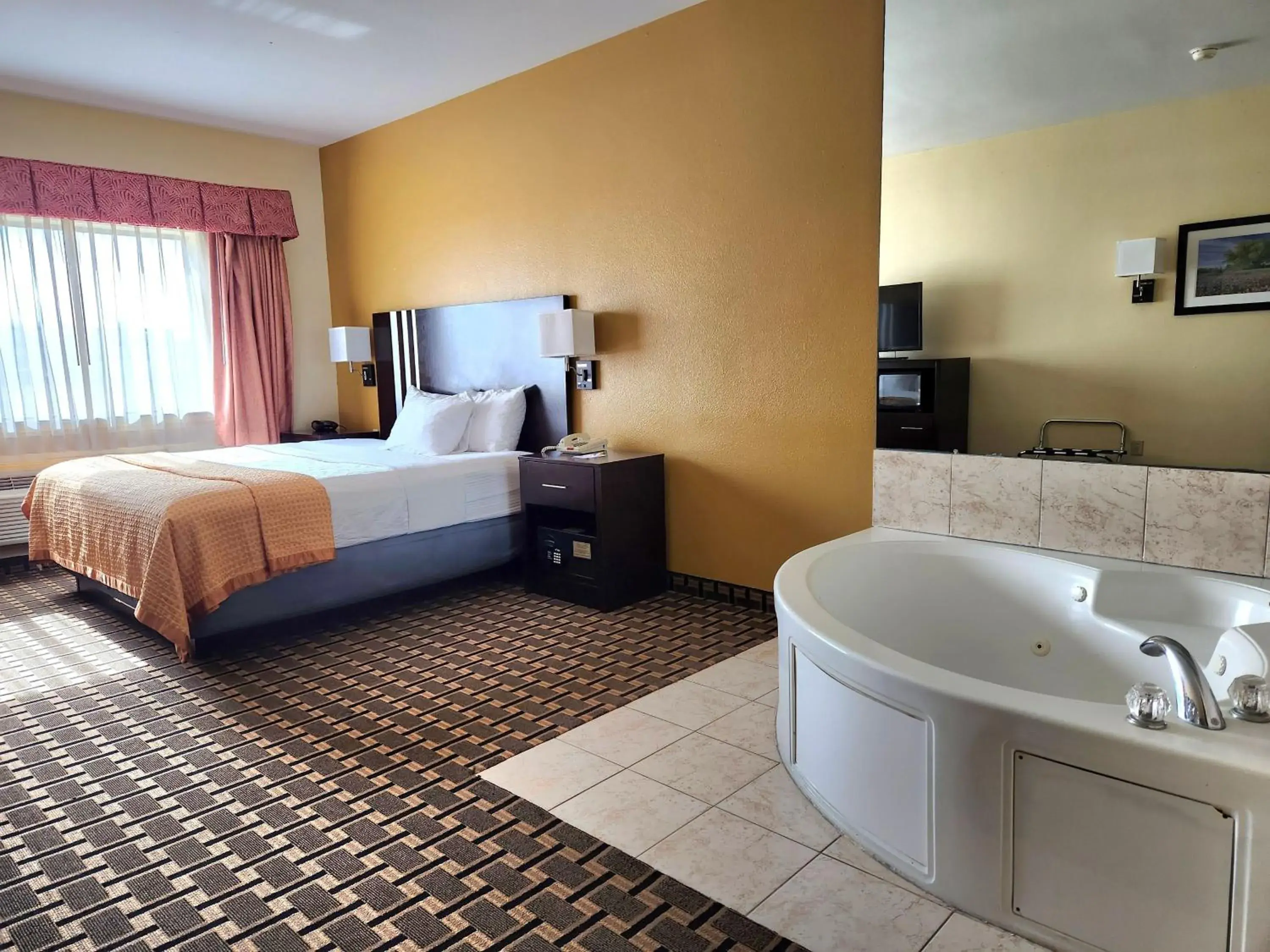 Bedroom, Bathroom in Days Inn & Suites by Wyndham Sam Houston Tollway
