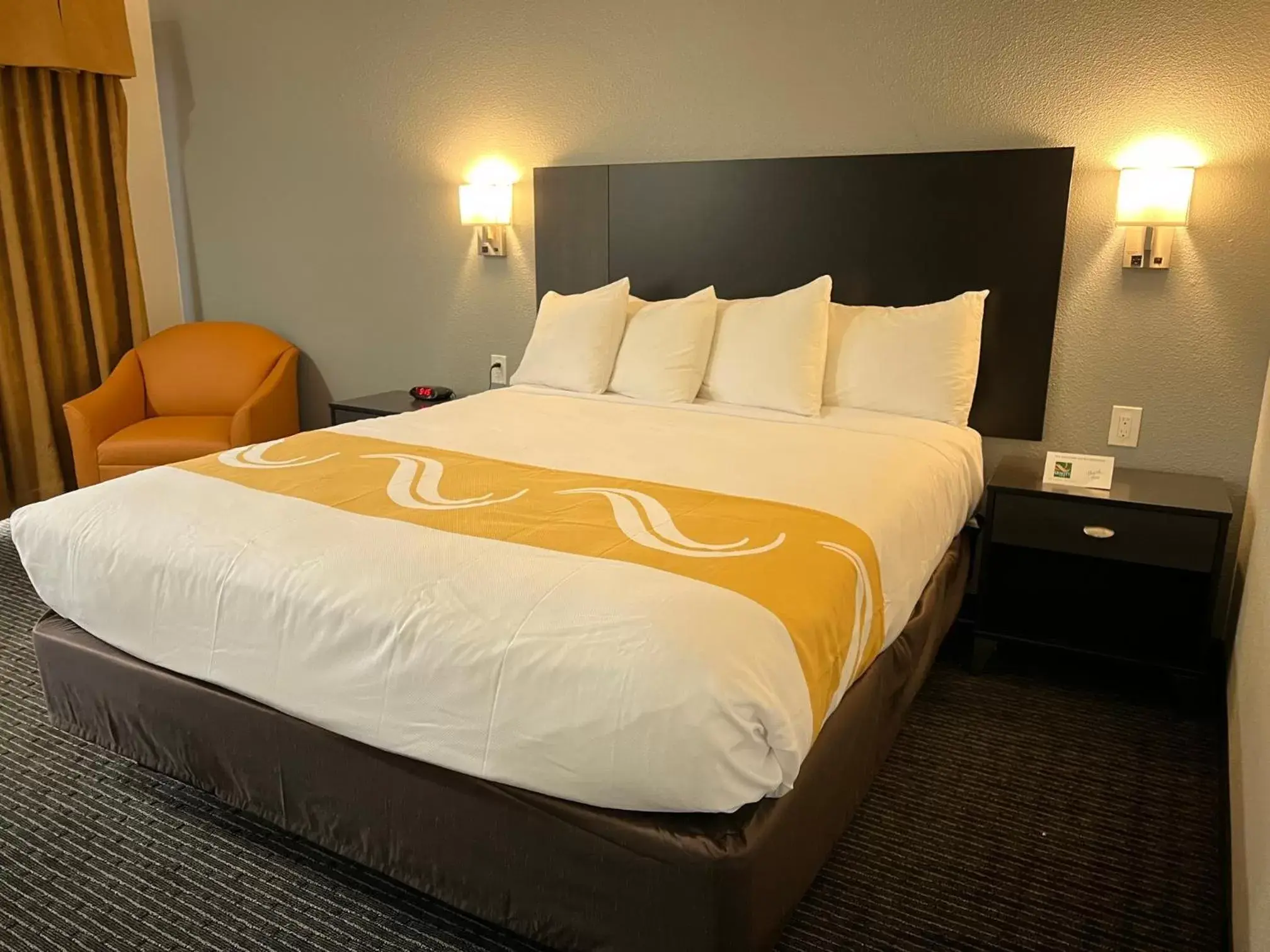 Bed in Quality Inn & Suites South San Jose - Morgan Hill