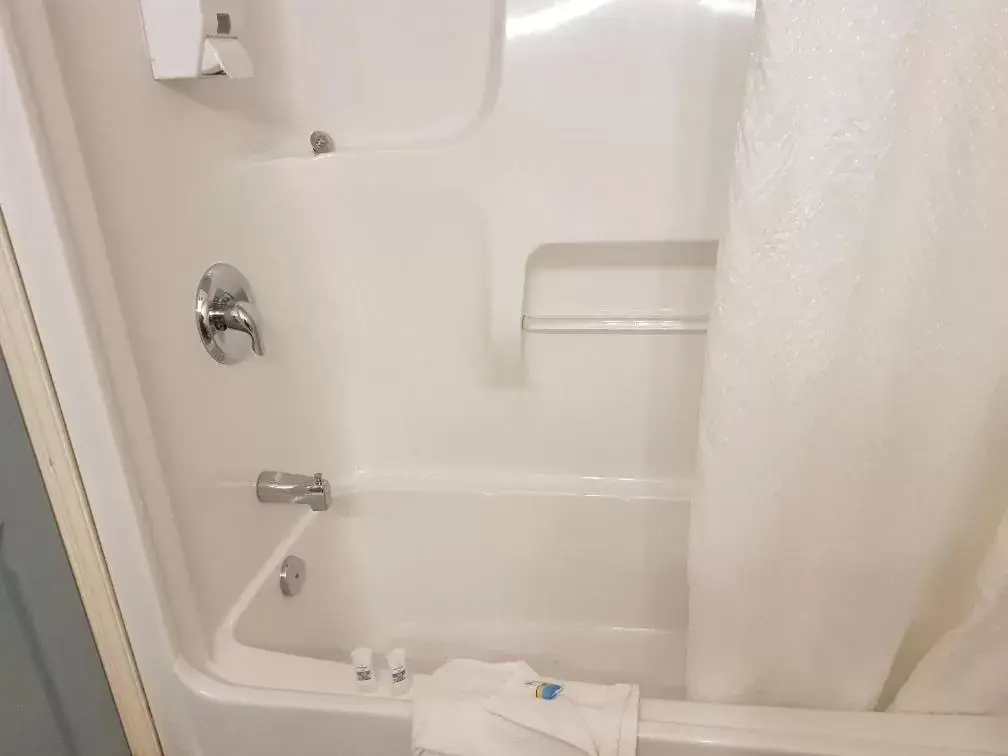 Bathroom in Anchor Riverfront Motel