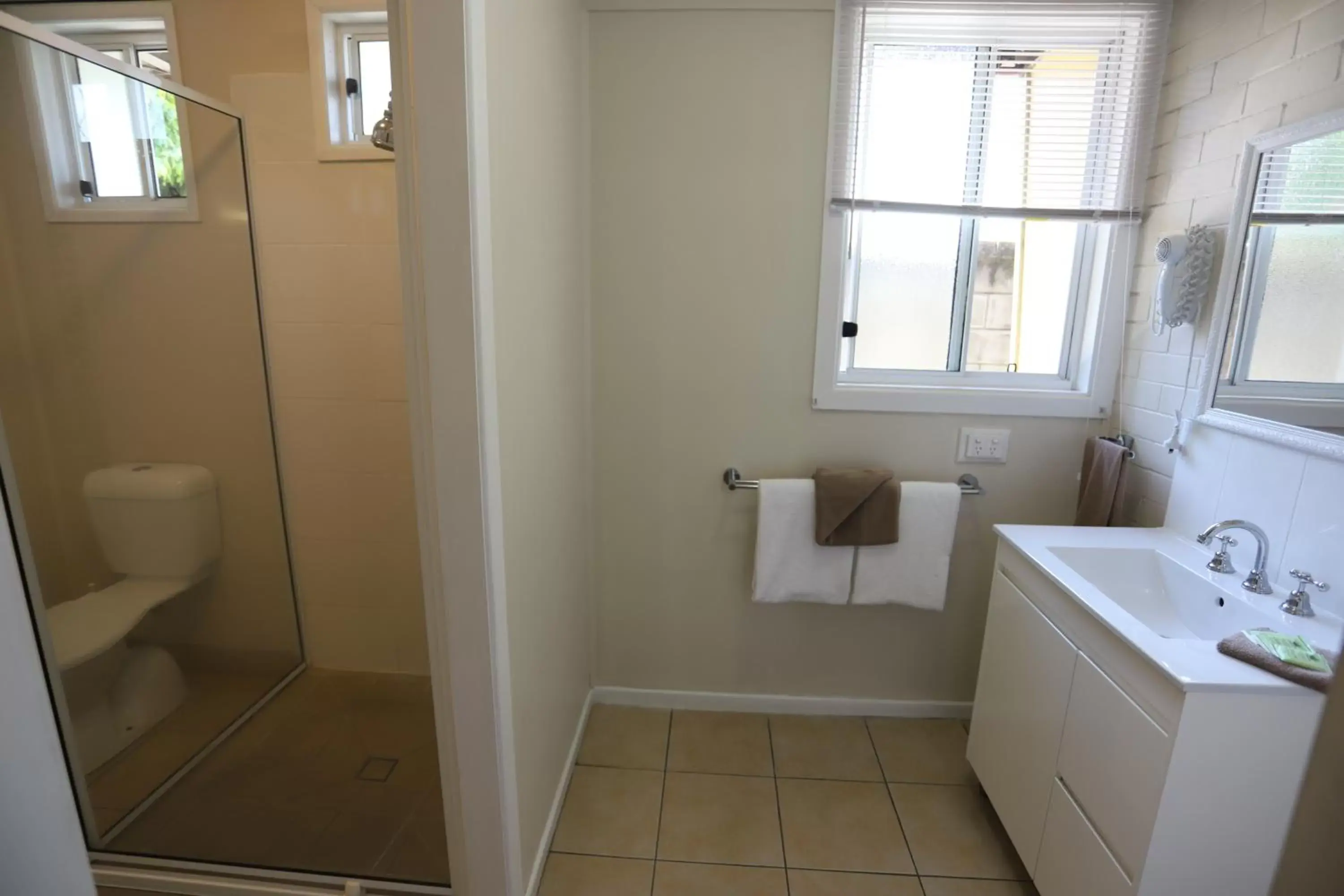 Shower, Bathroom in Tropic Coast Motel