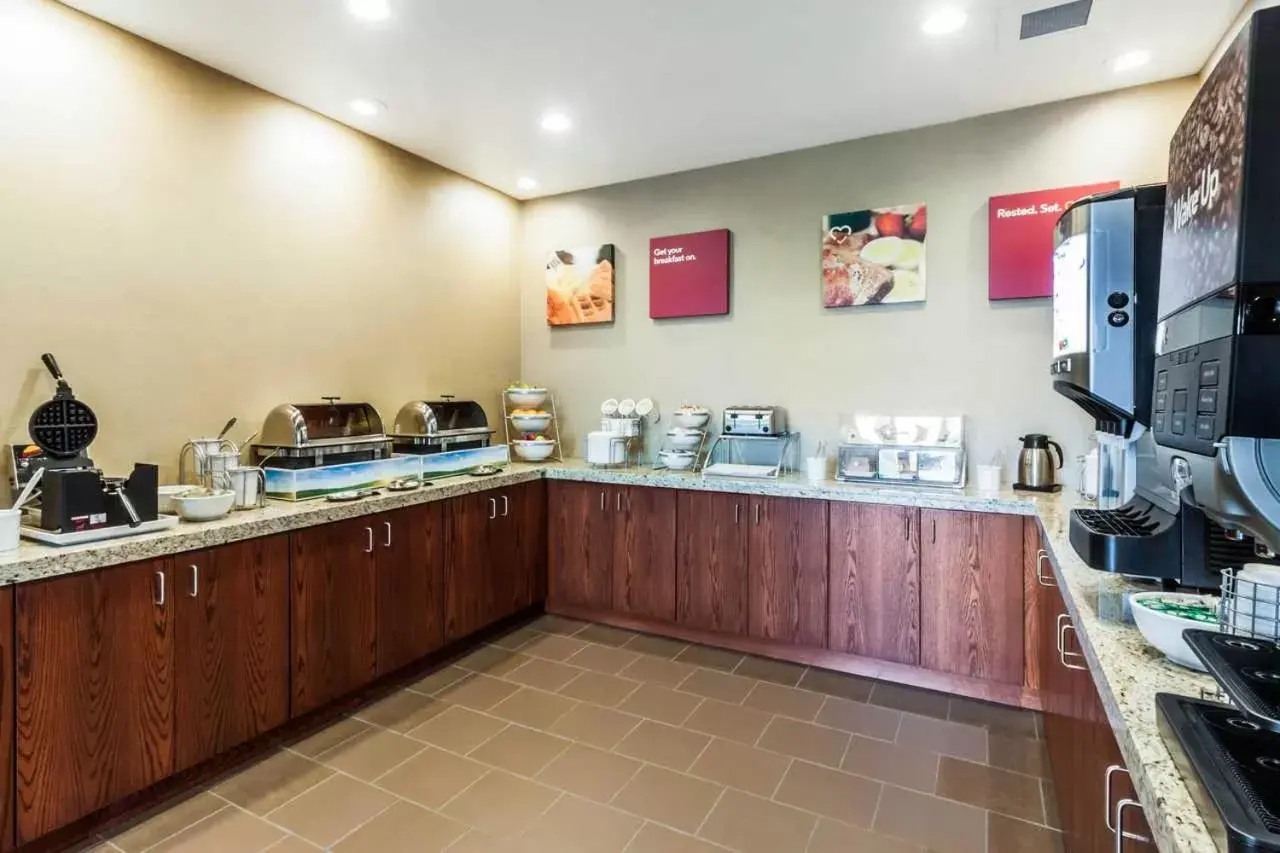 Continental breakfast, Kitchen/Kitchenette in Comfort Suites Brookings