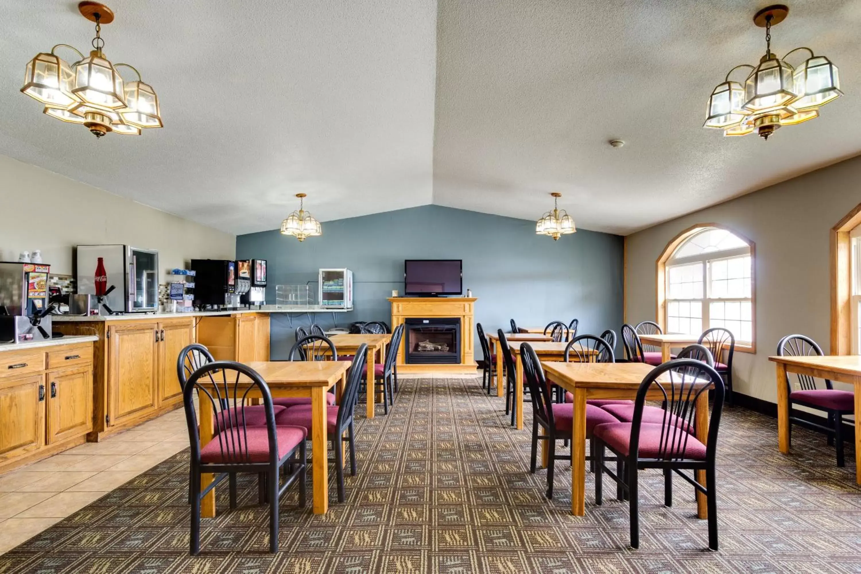 Communal lounge/ TV room, Restaurant/Places to Eat in Fireside Inn and Suites