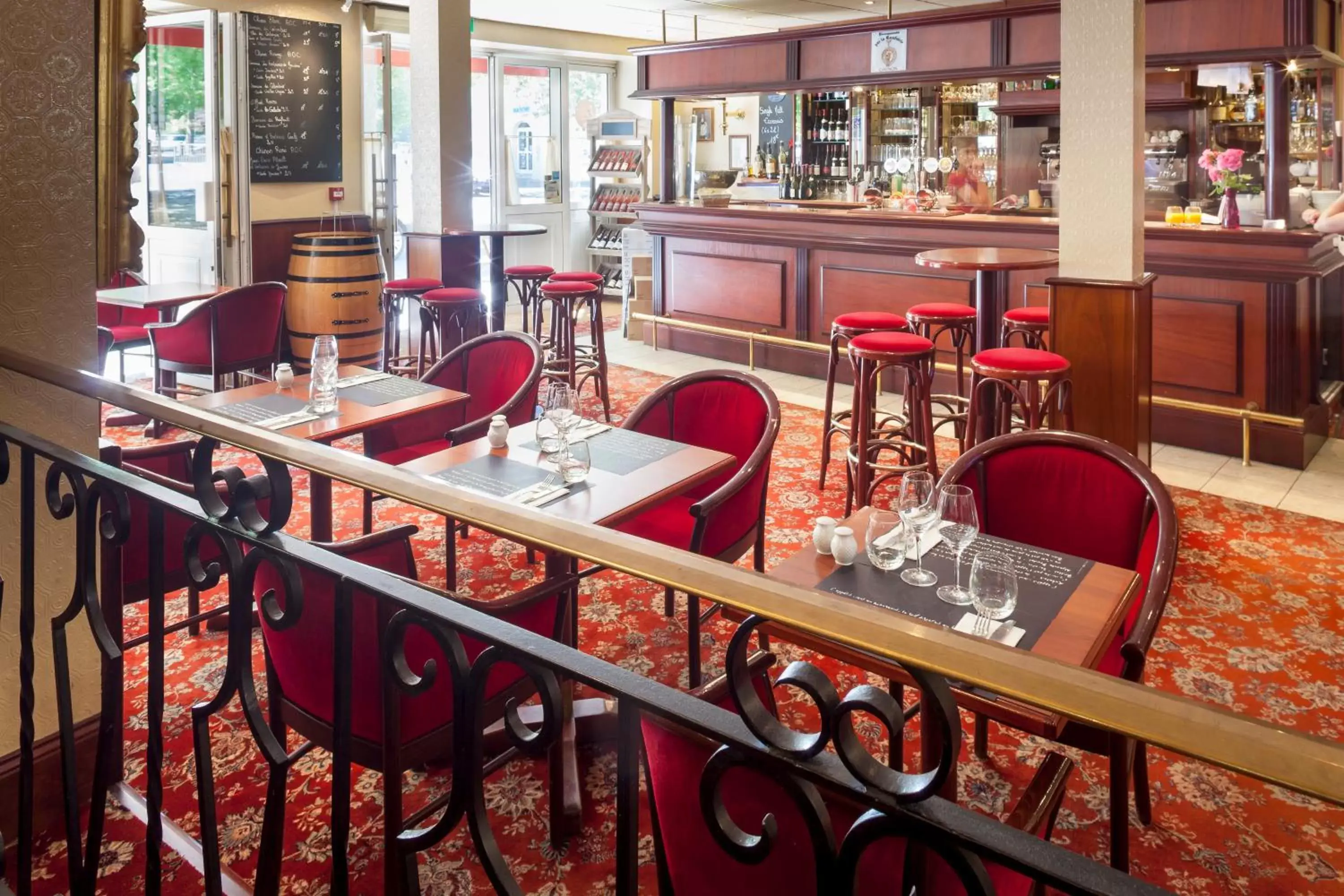 Restaurant/Places to Eat in BRIT HOTEL Le Lion d'Or CHINON