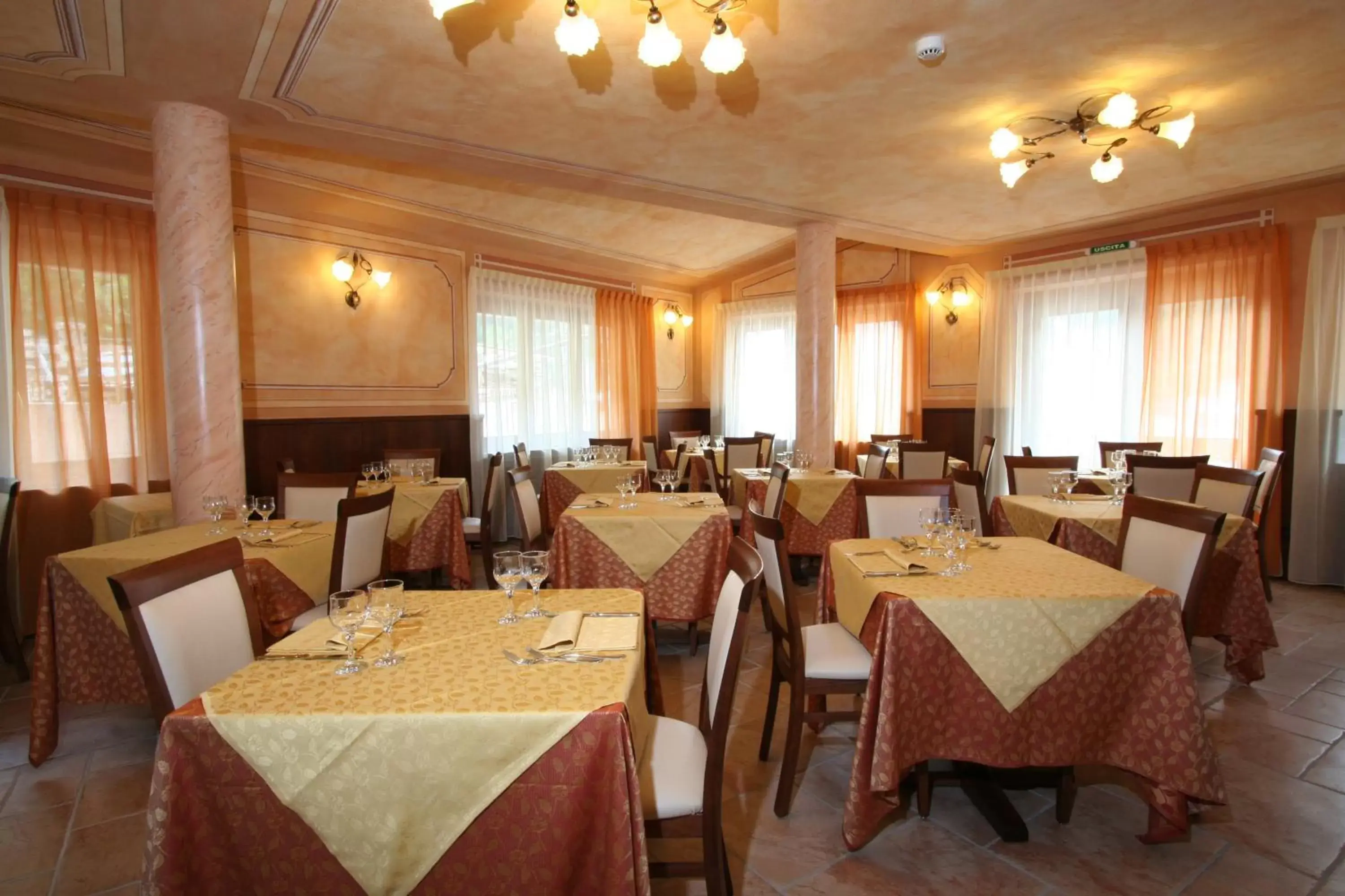 Restaurant/Places to Eat in Hotel Dama Bianca