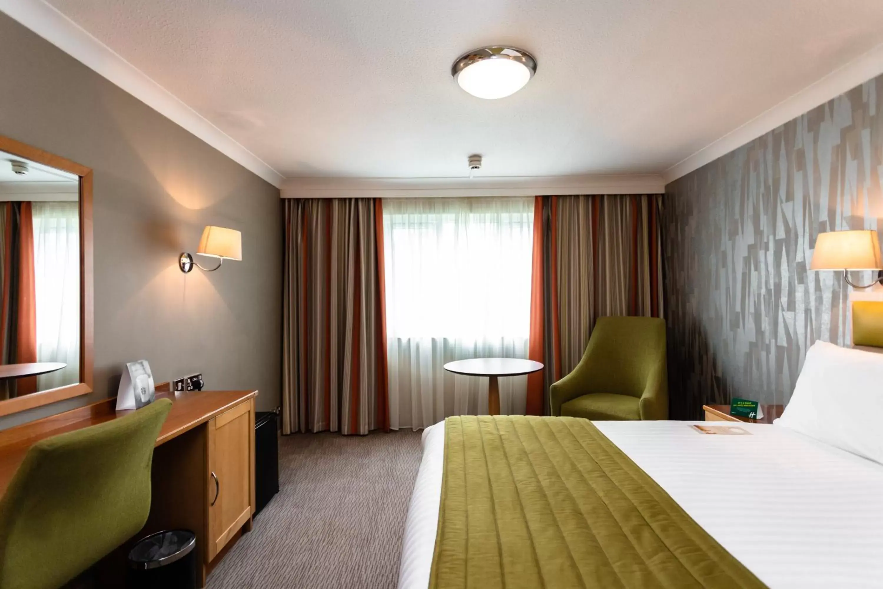 Photo of the whole room, Bed in Holiday Inn A55 Chester West, an IHG Hotel