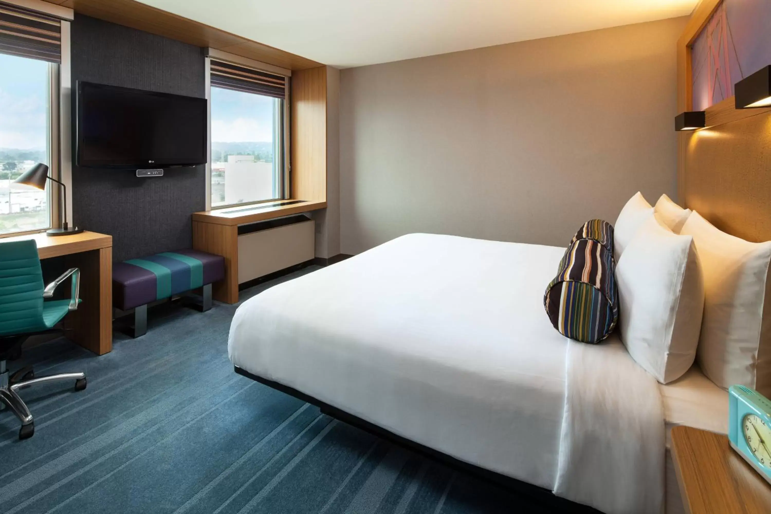 Photo of the whole room, Bed in Aloft San Francisco Airport