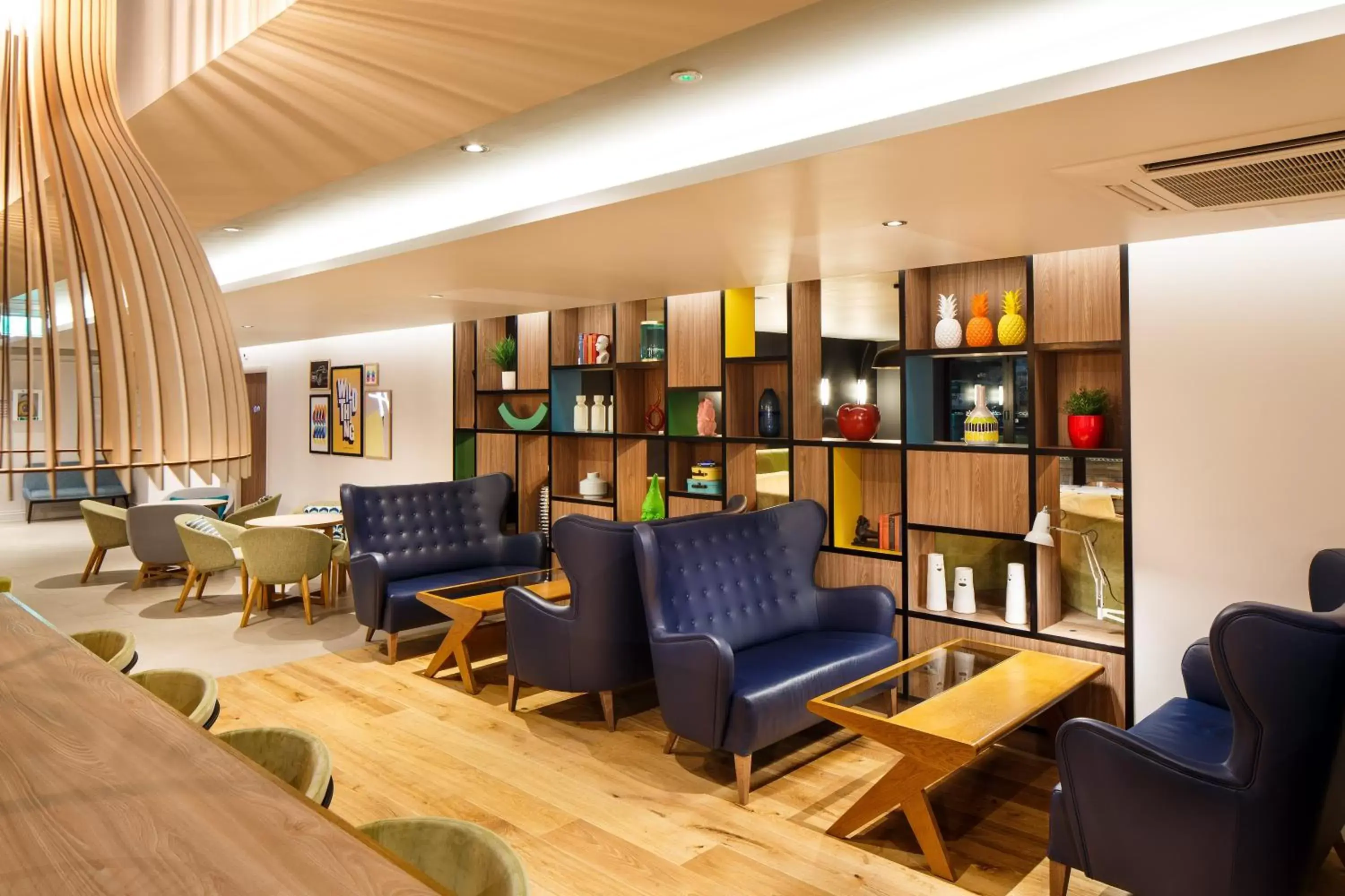Lounge or bar in Holiday Inn Brentwood, an IHG Hotel