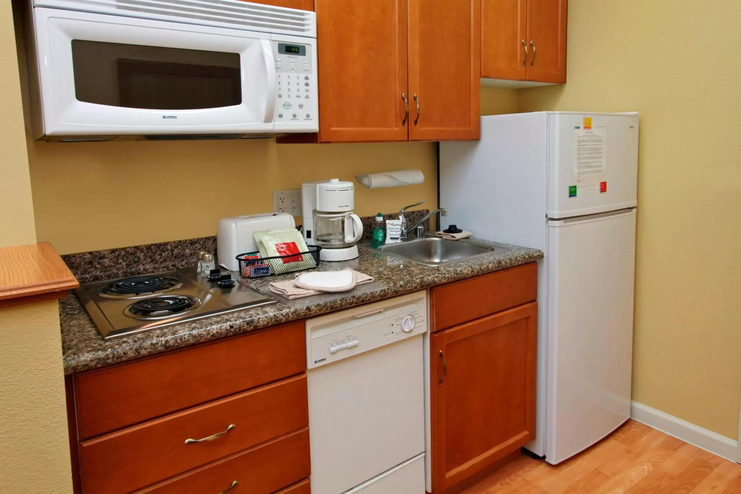 Photo of the whole room, Kitchen/Kitchenette in TownePlace Suites San Jose Campbell
