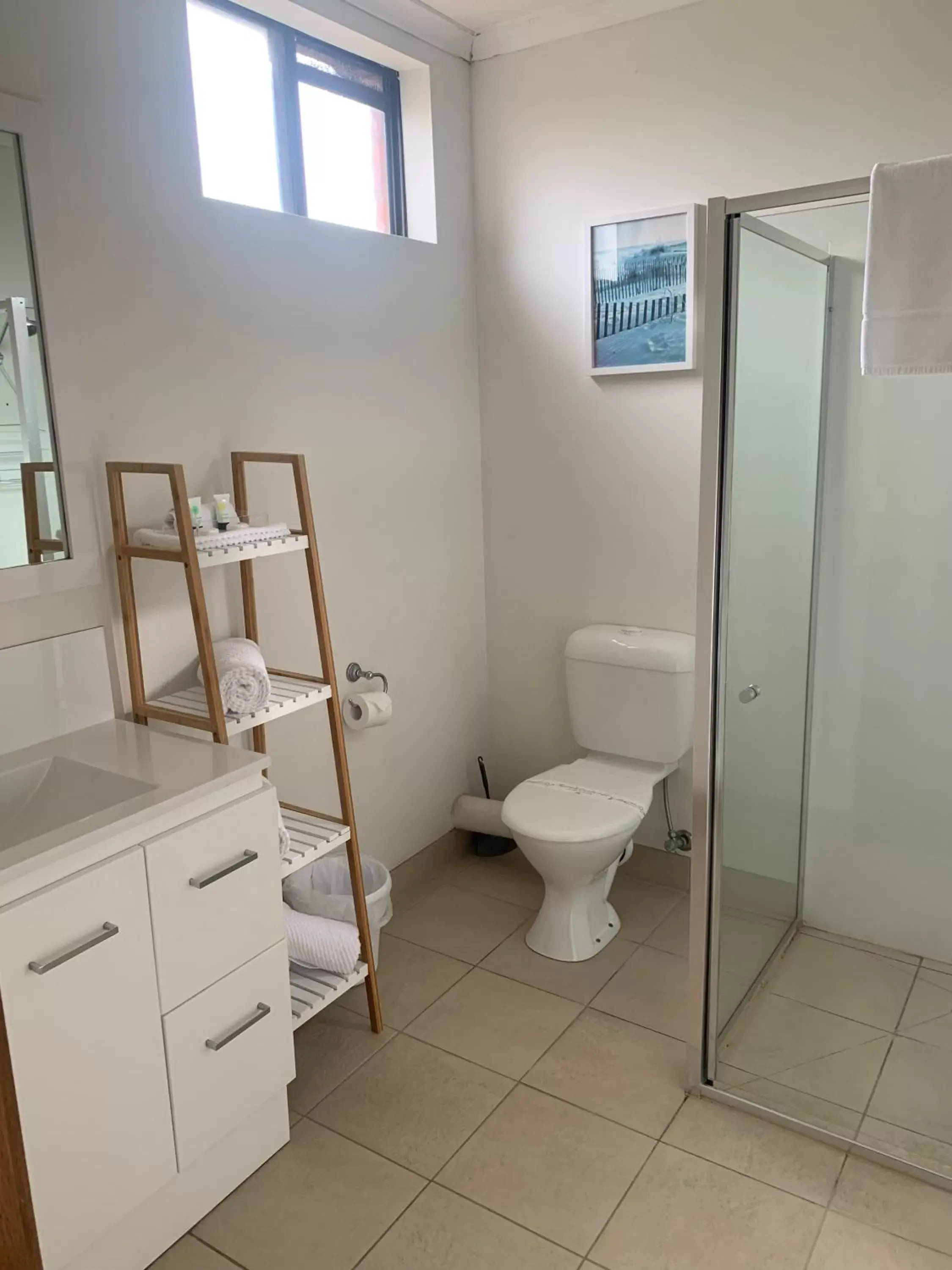 Shower, Bathroom in Ploughmans Motor Inn