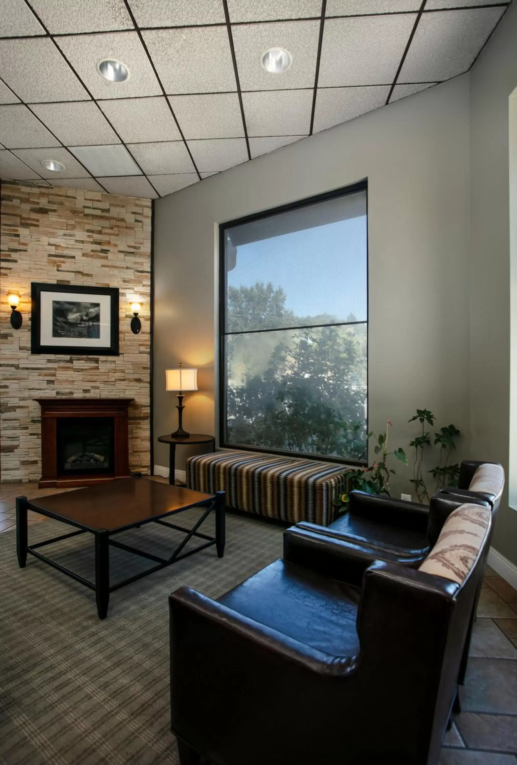 Living room, Seating Area in Best Western Plus Yosemite Way Station