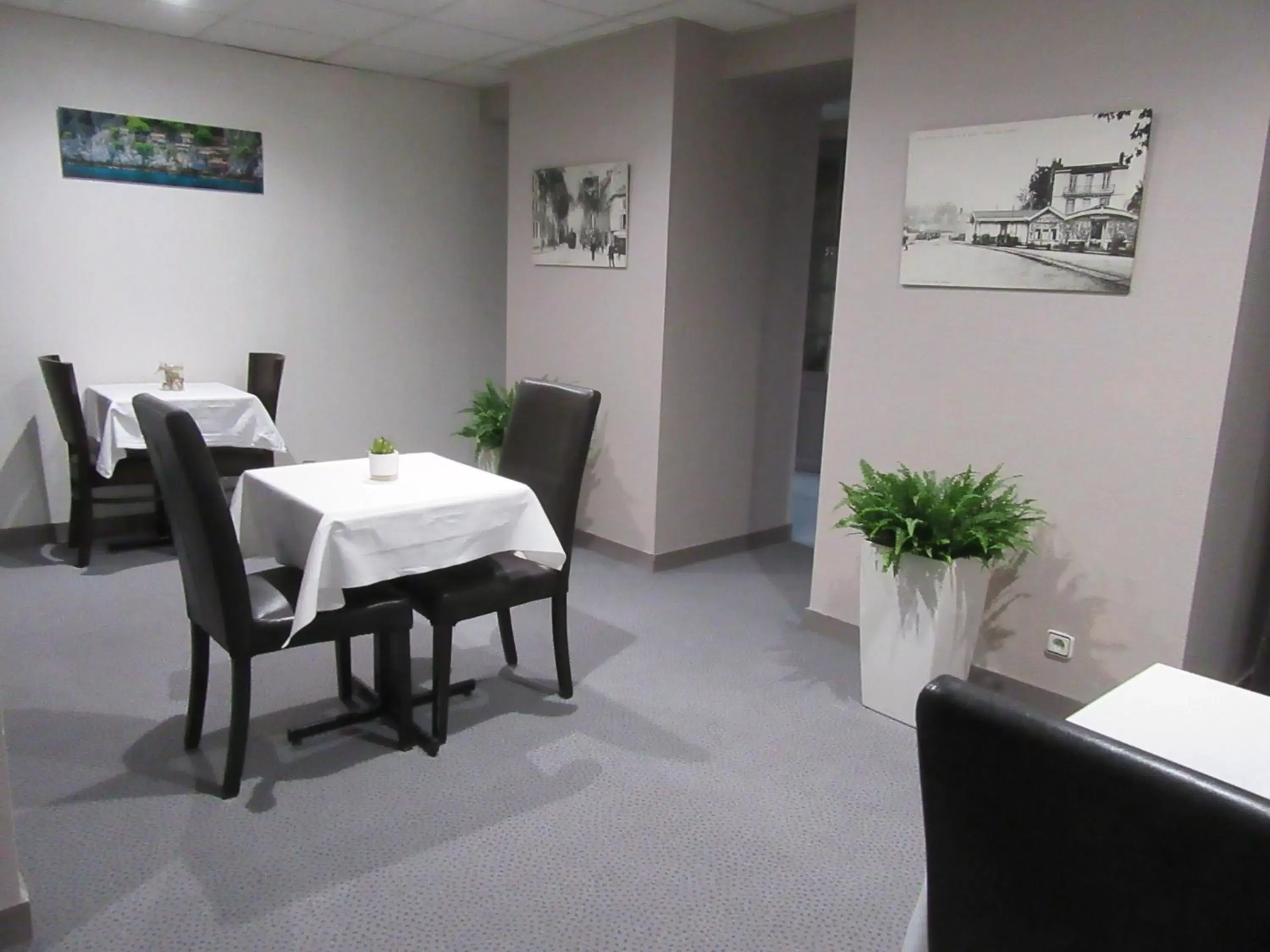 Dining area, Restaurant/Places to Eat in Contact Hotel de France