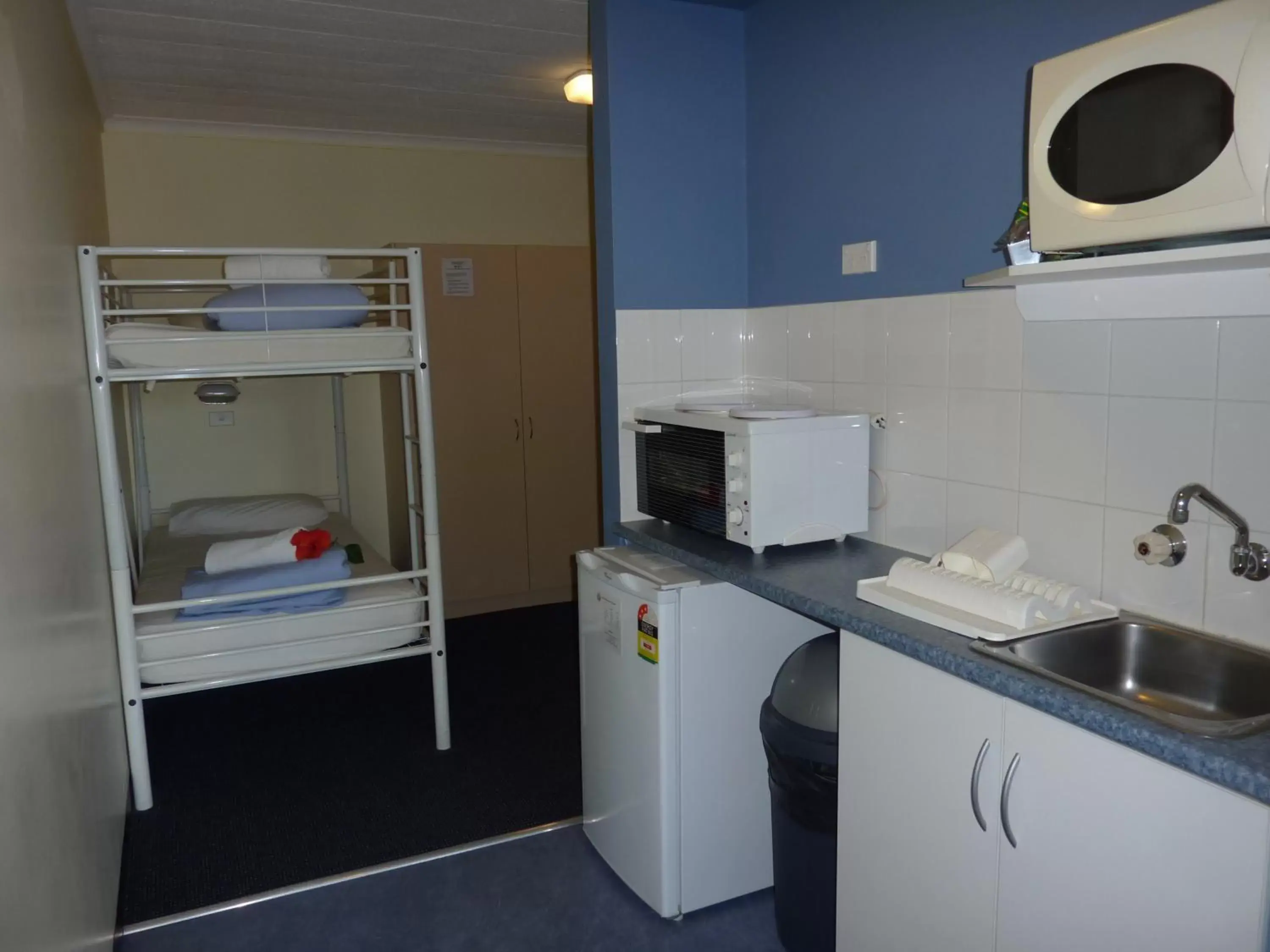 Photo of the whole room, Kitchen/Kitchenette in Sapphire Waters Motor Inn