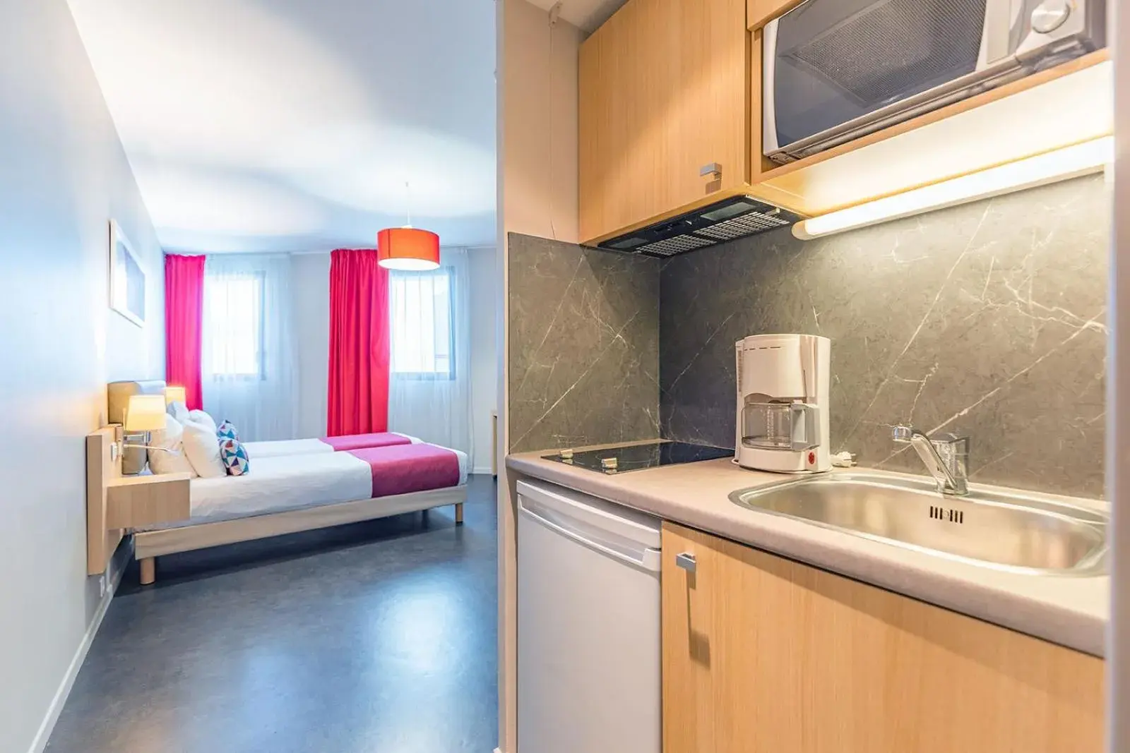 Bed, Kitchen/Kitchenette in Appart'City Confort Montpellier Millénaire