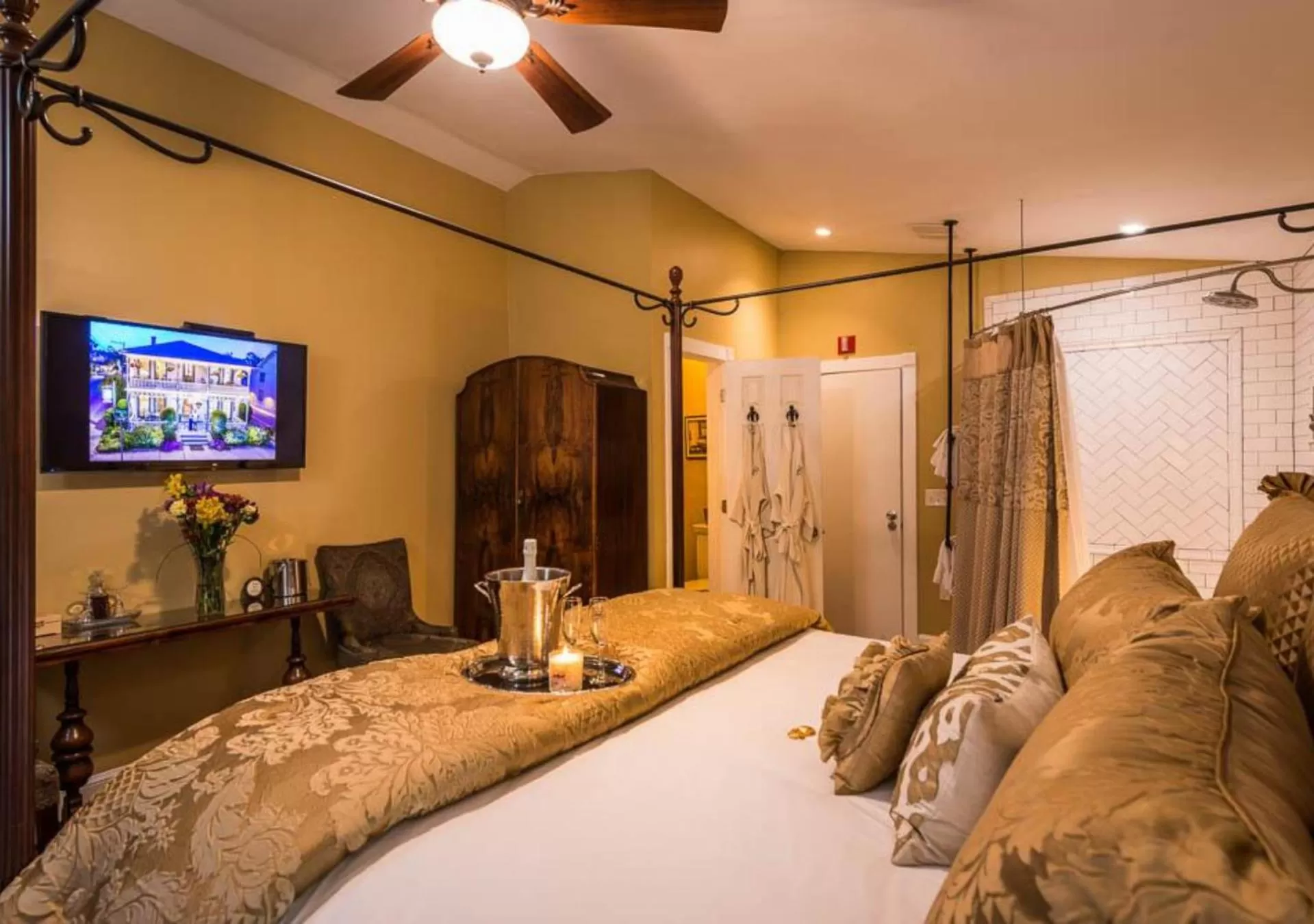 Bed in Carriage Way Inn Bed & Breakfast Adults Only - 21 years old and up