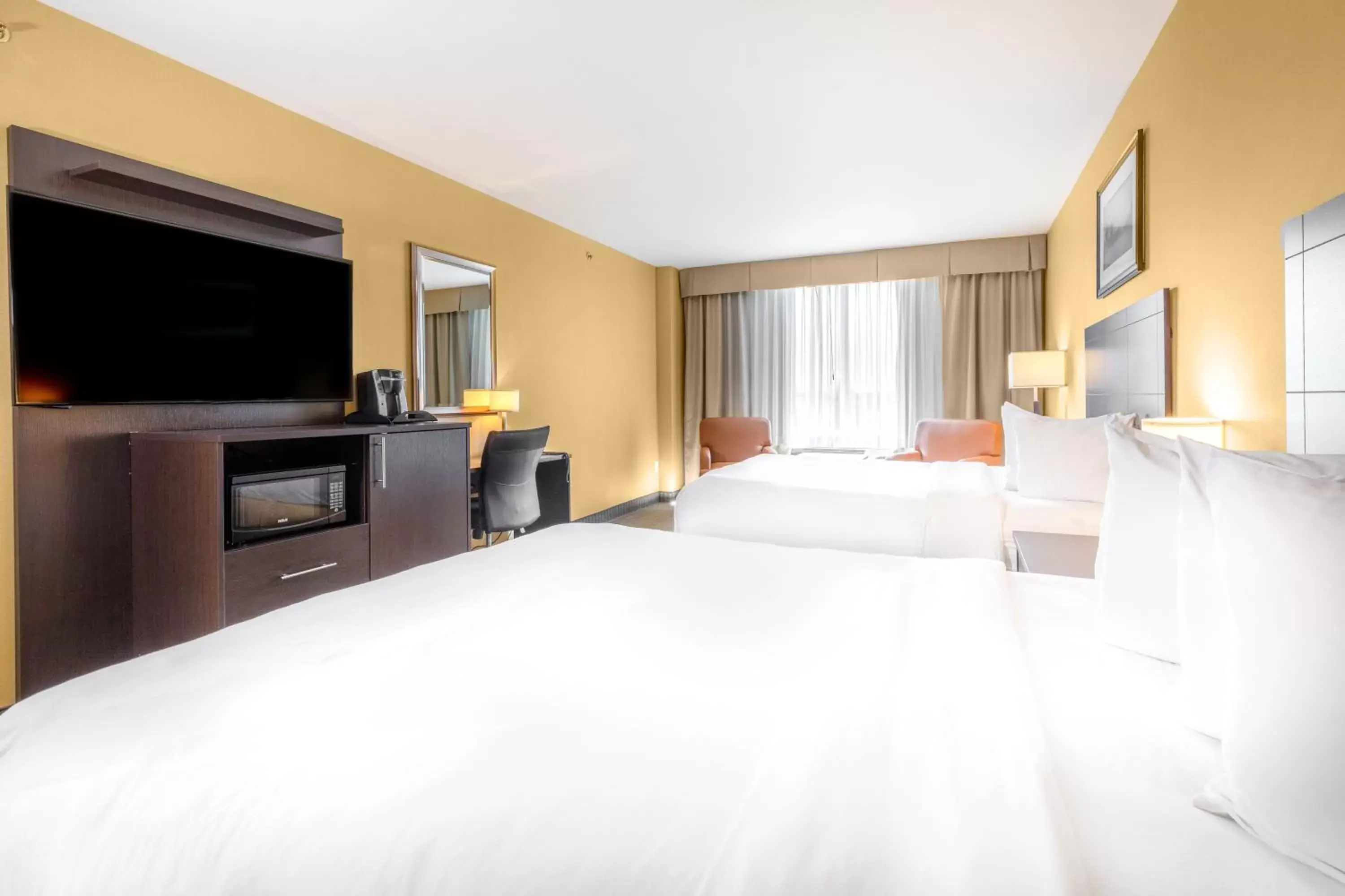 Bedroom, Bed in Quality Inn & Suites Victoriaville