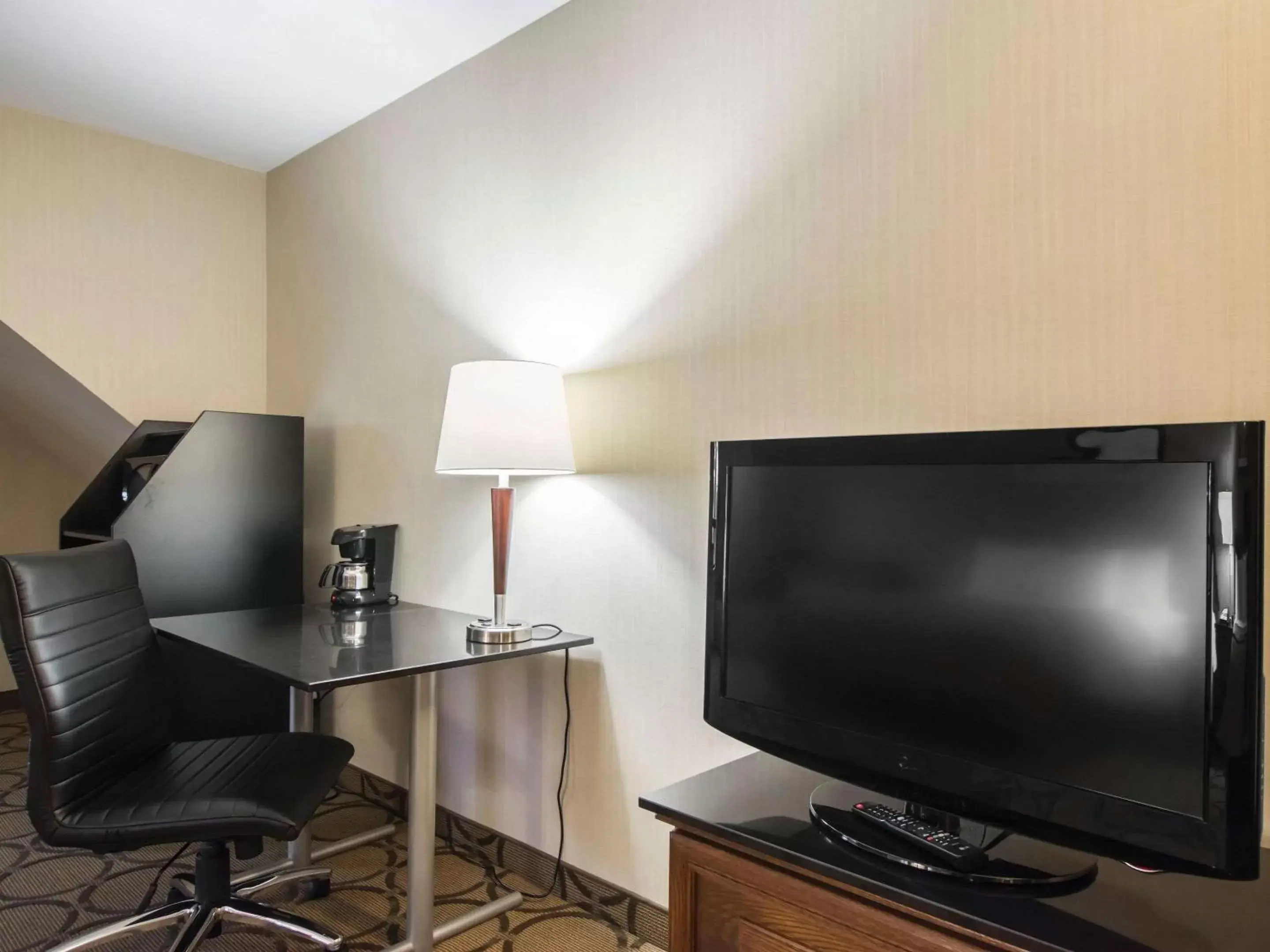 Photo of the whole room, TV/Entertainment Center in Comfort Inn Airport East