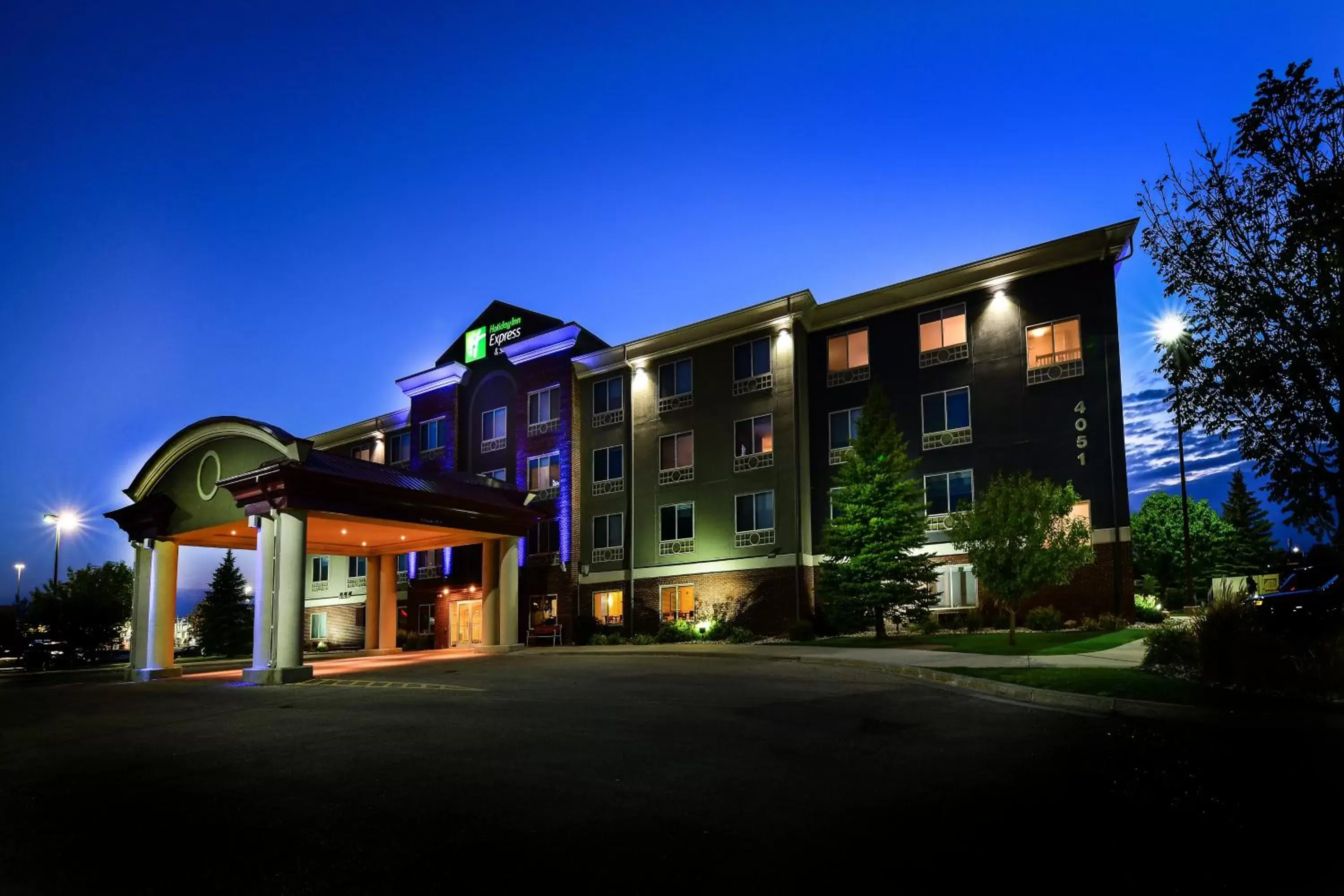 Property Building in Holiday Inn Express Hotel & Suites Grand Forks, an IHG Hotel