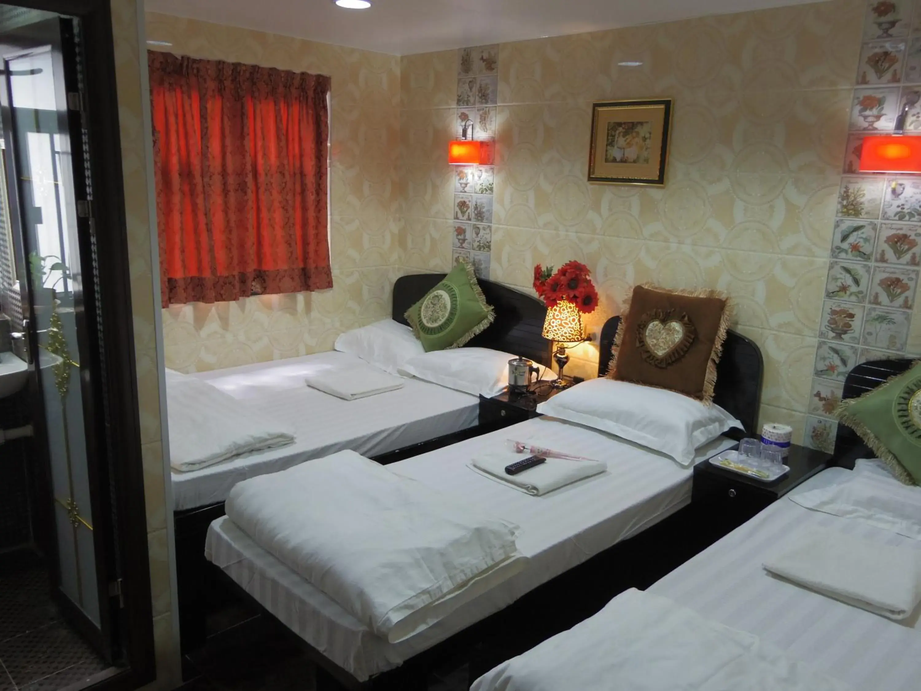 Photo of the whole room, Bed in Mabuhay Hotel