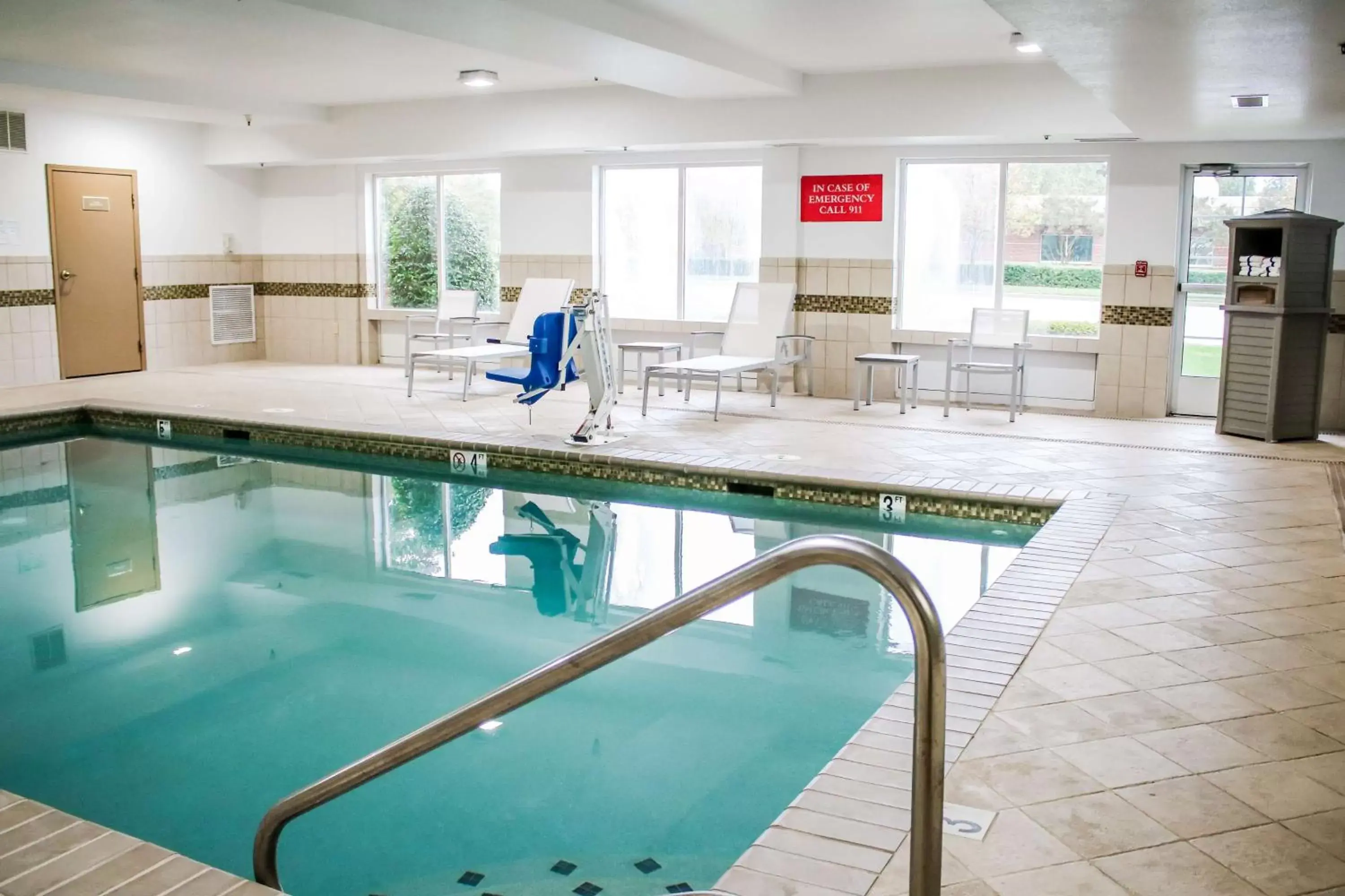 Activities, Swimming Pool in Country Inn & Suites by Radisson, Richmond West at I-64, VA