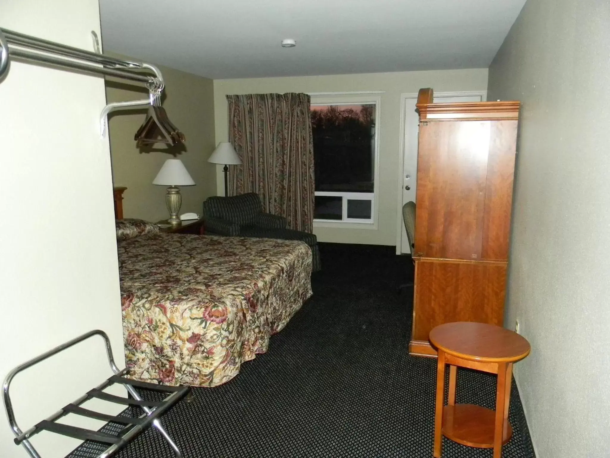 Photo of the whole room, Bed in Lakeview Inn Centralia