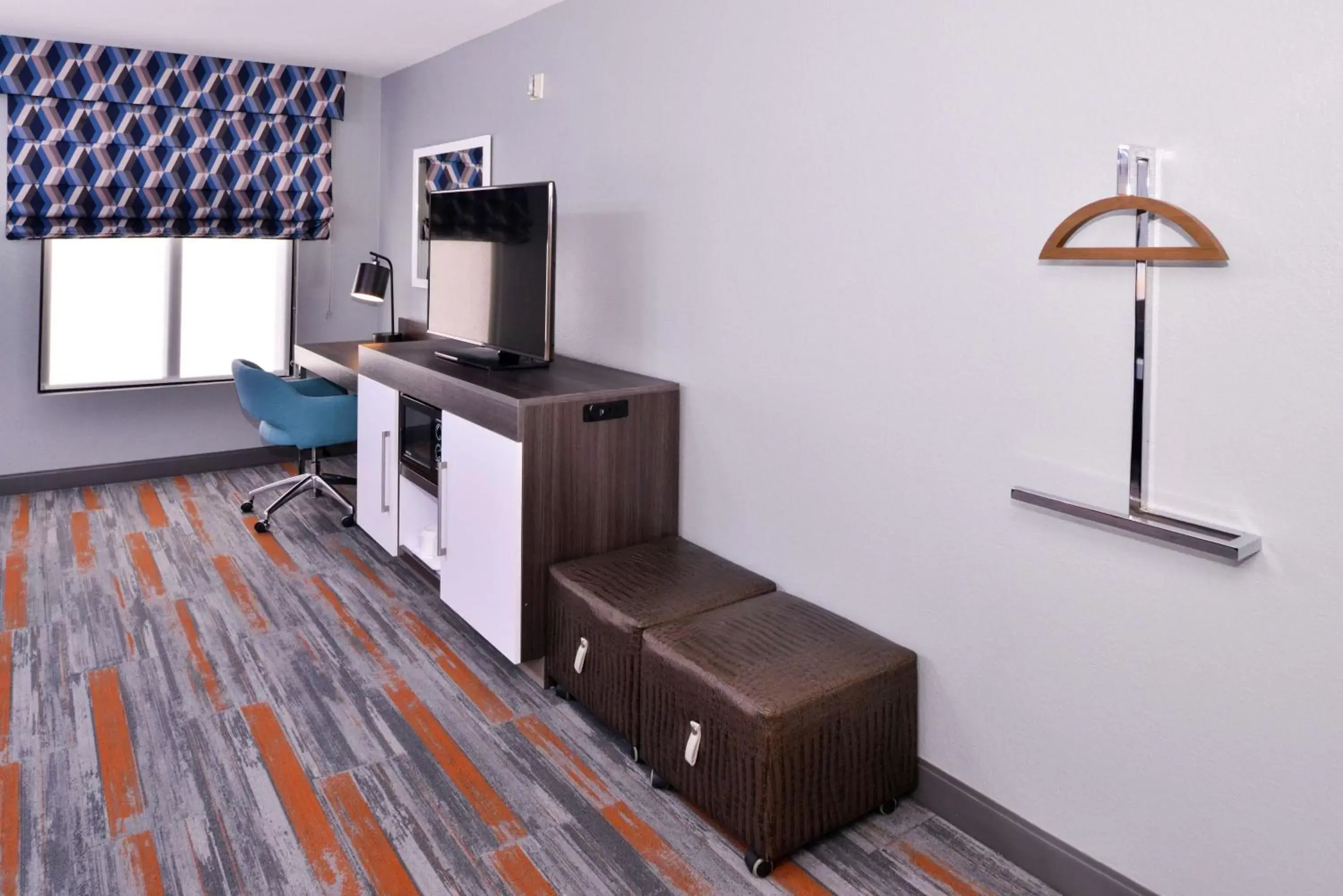 Bedroom, TV/Entertainment Center in Hampton Inn & Suites Legacy Park-Frisco