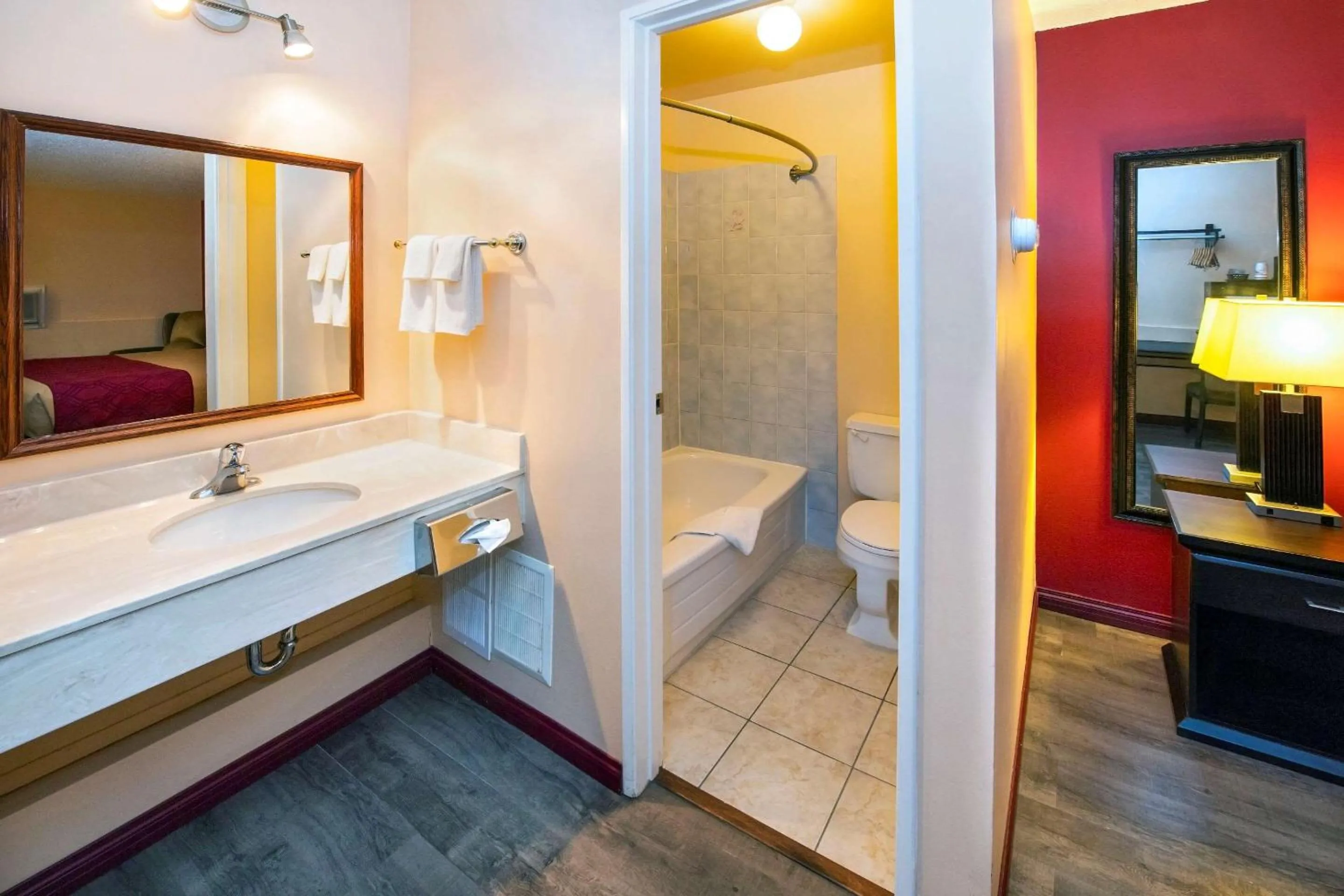 Bedroom in Econo Lodge