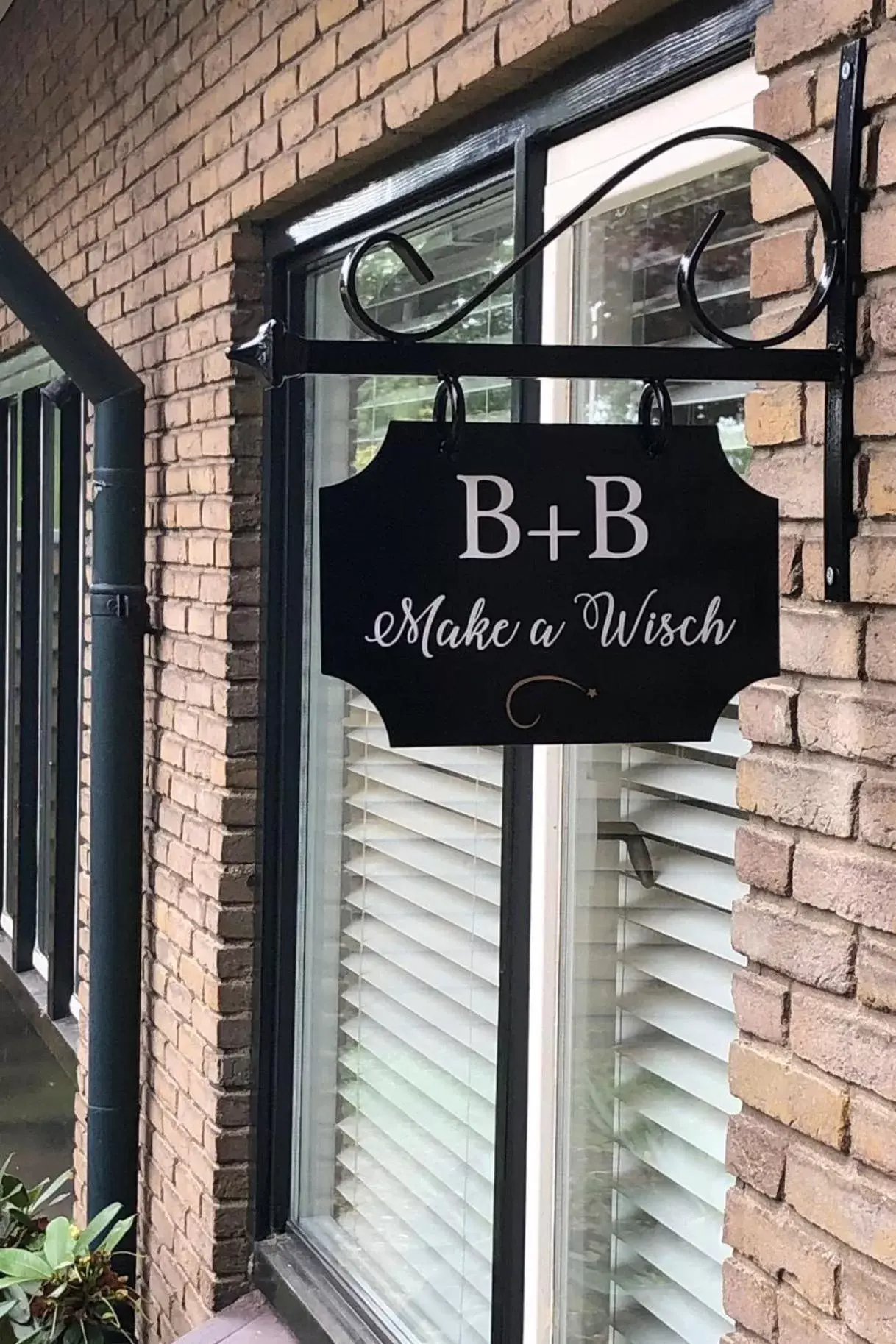 Property logo or sign in B&B - Make a Wisch