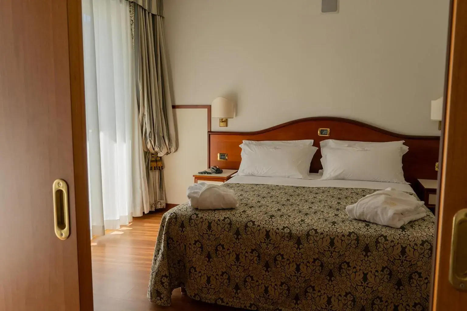 Photo of the whole room, Bed in Hotels Vidi Miramare & Delfino
