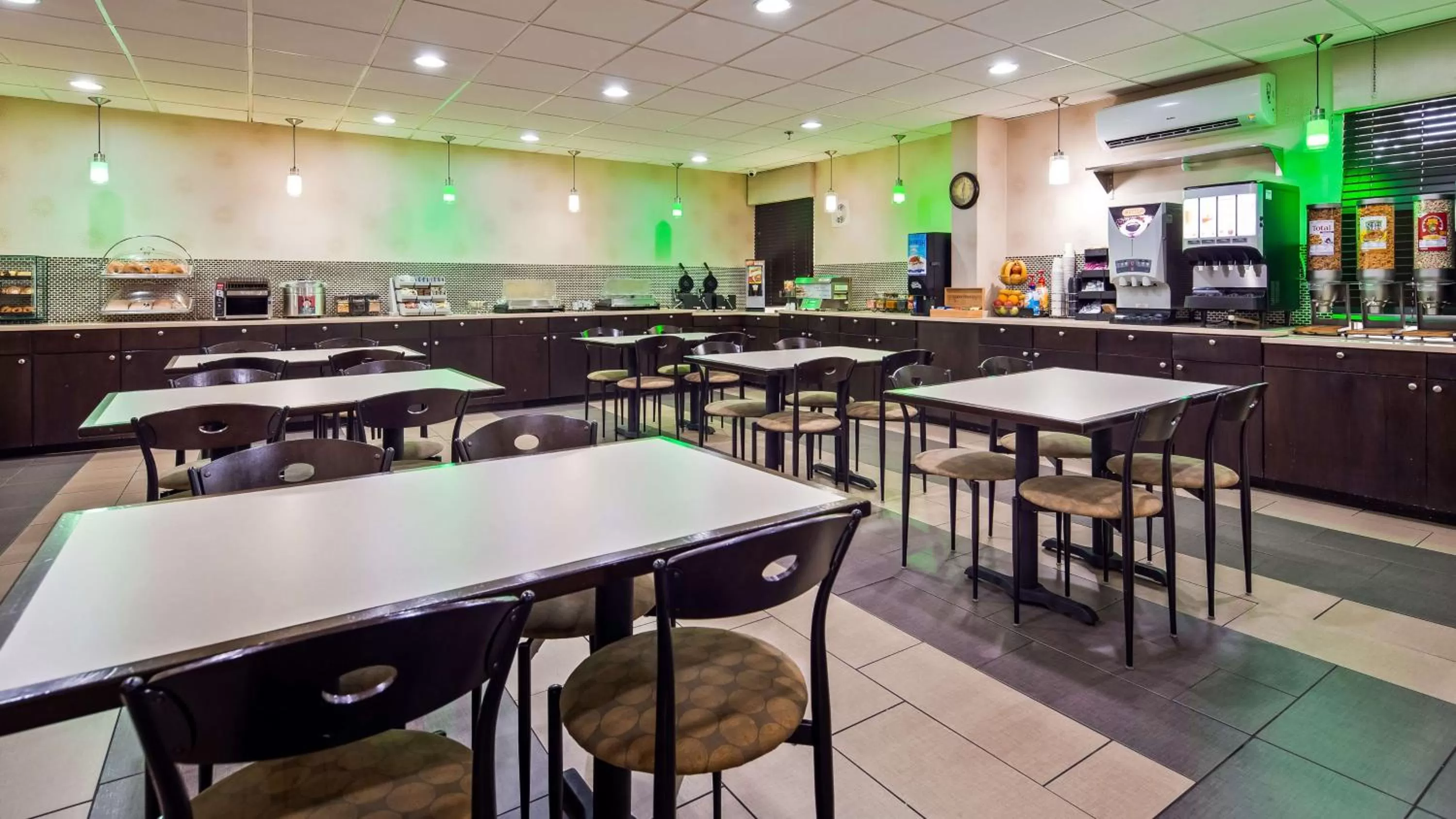 Dining area in Best Western Plus Richmond