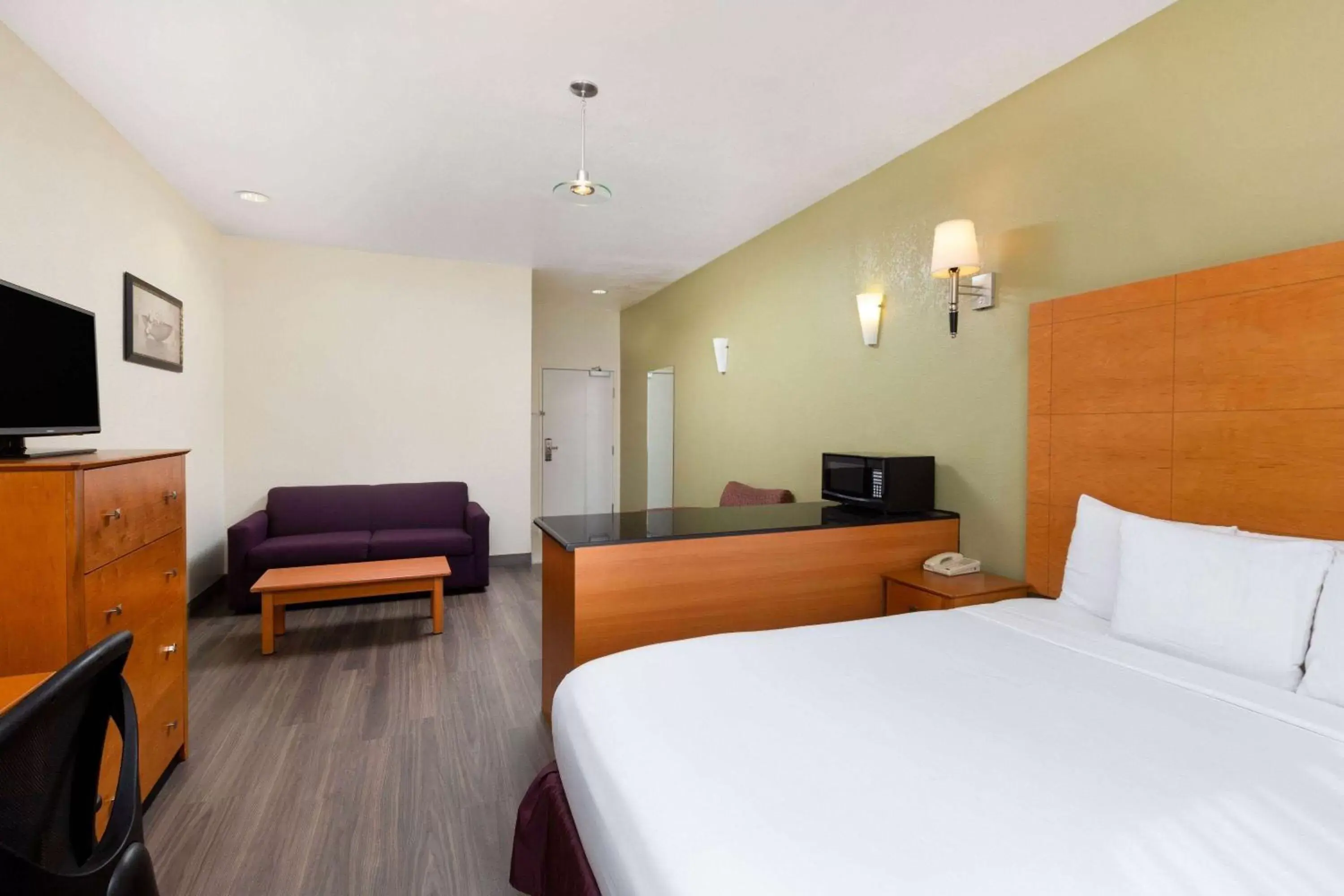 Bed in La Quinta Inn & Suites by Wyndham Tulare