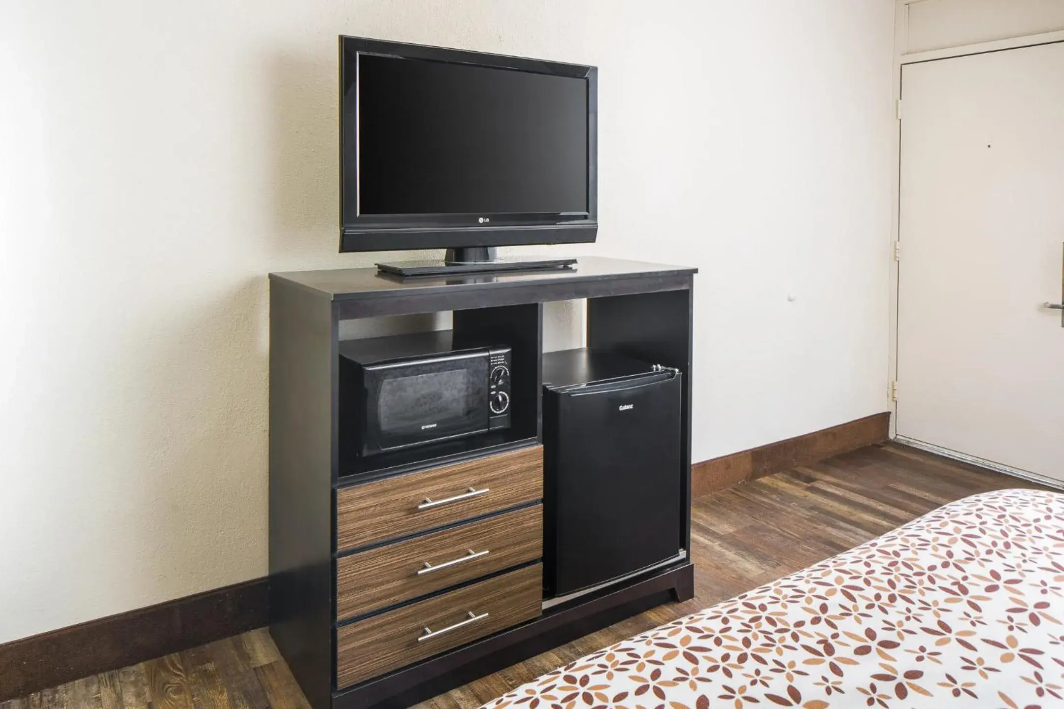 TV and multimedia, TV/Entertainment Center in Americana Inn a Travelodge by Wyndham