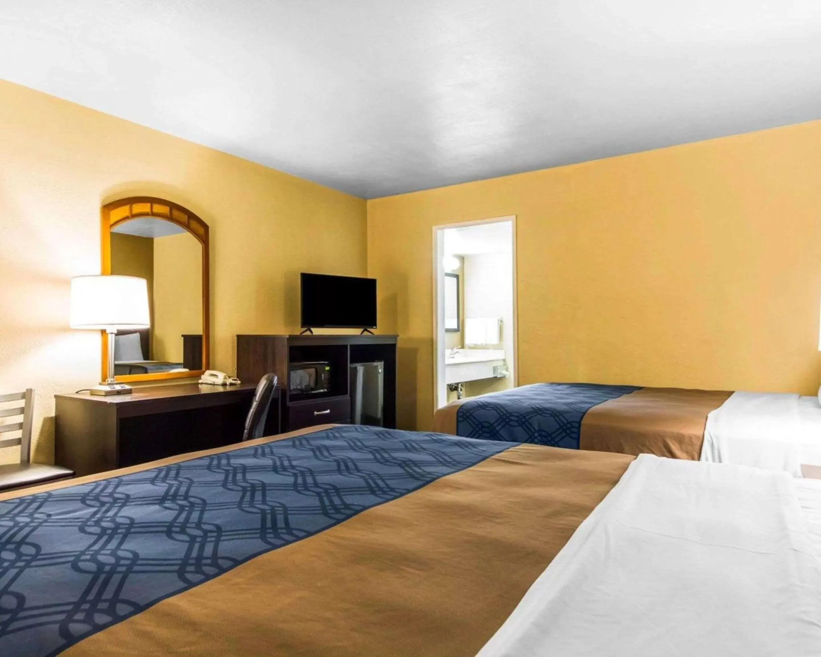 Photo of the whole room, Bed in Econo Lodge Sacramento Convention Center