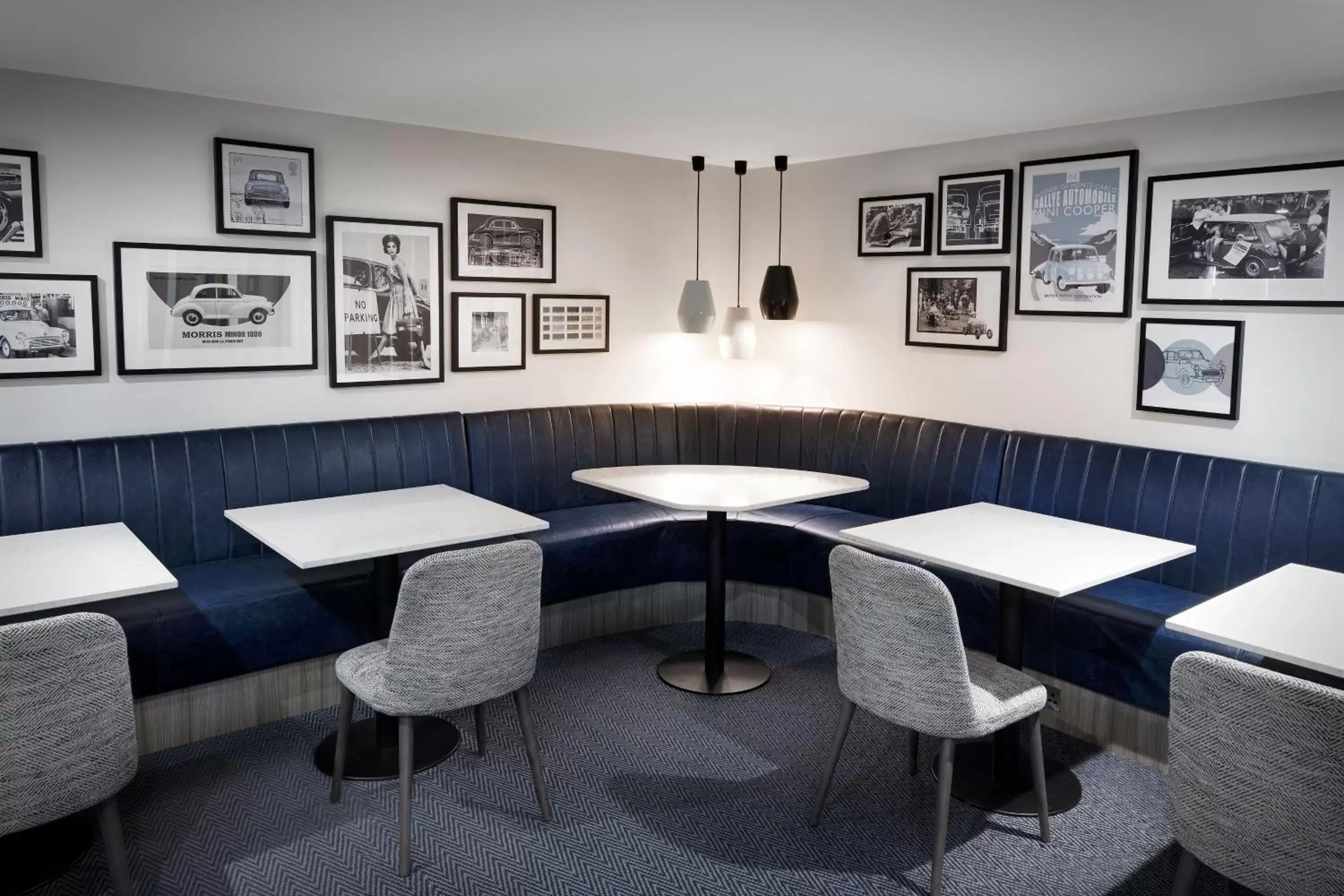 Lounge or bar in Leonardo Royal Hotel Oxford - Formerly Jurys Inn