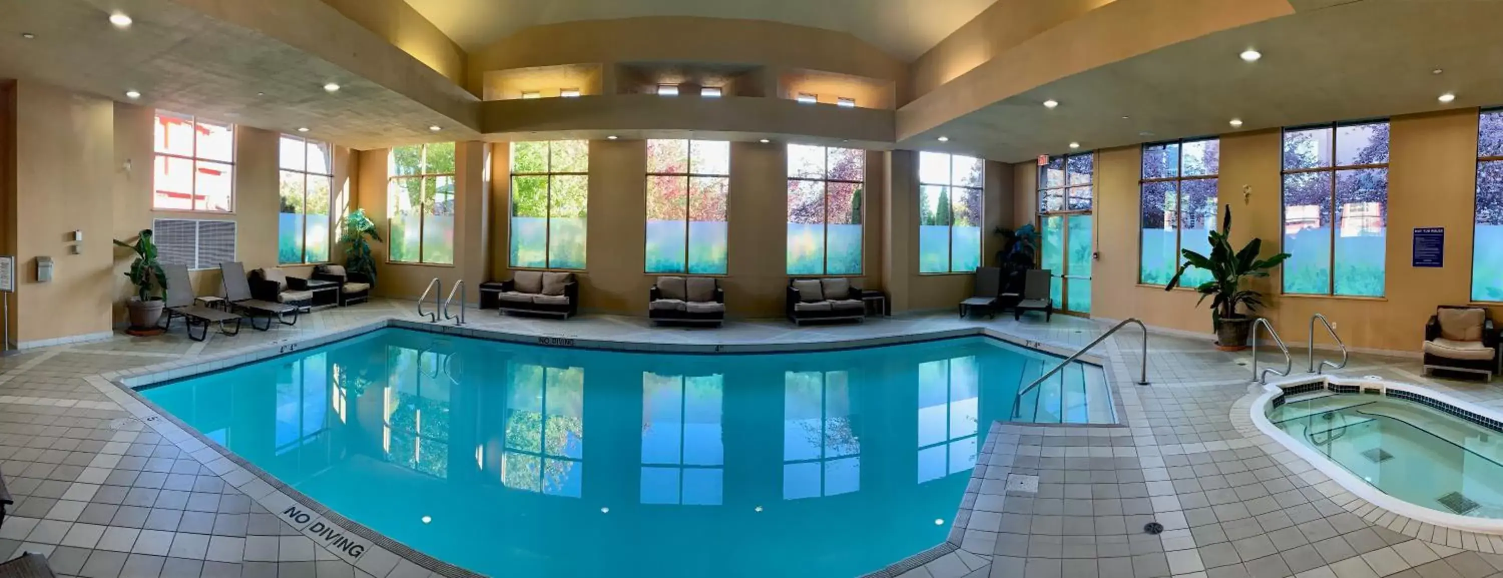 Hot Tub, Swimming Pool in Manteo at Eldorado Resort