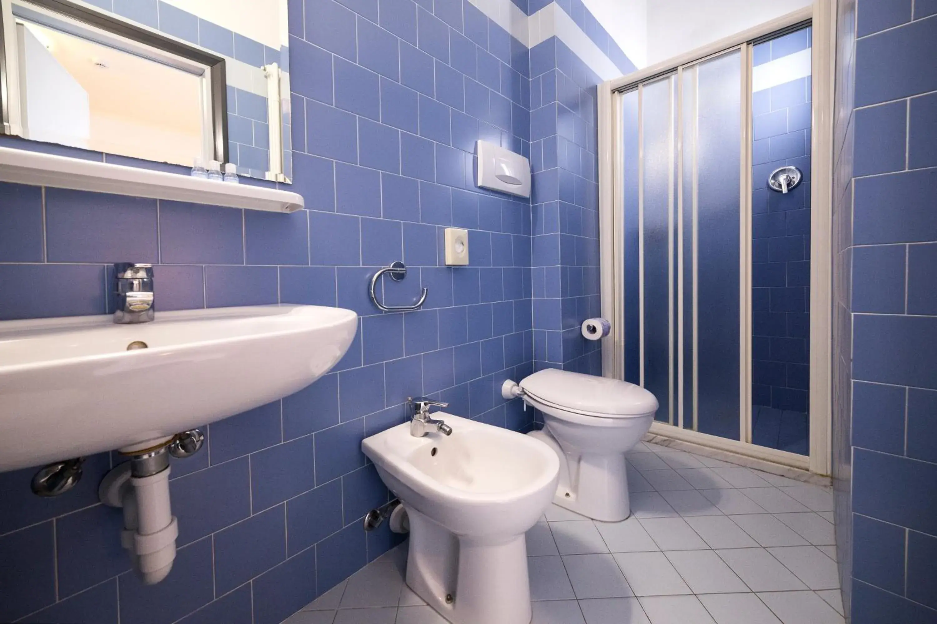 Shower, Bathroom in Hotel Sunset