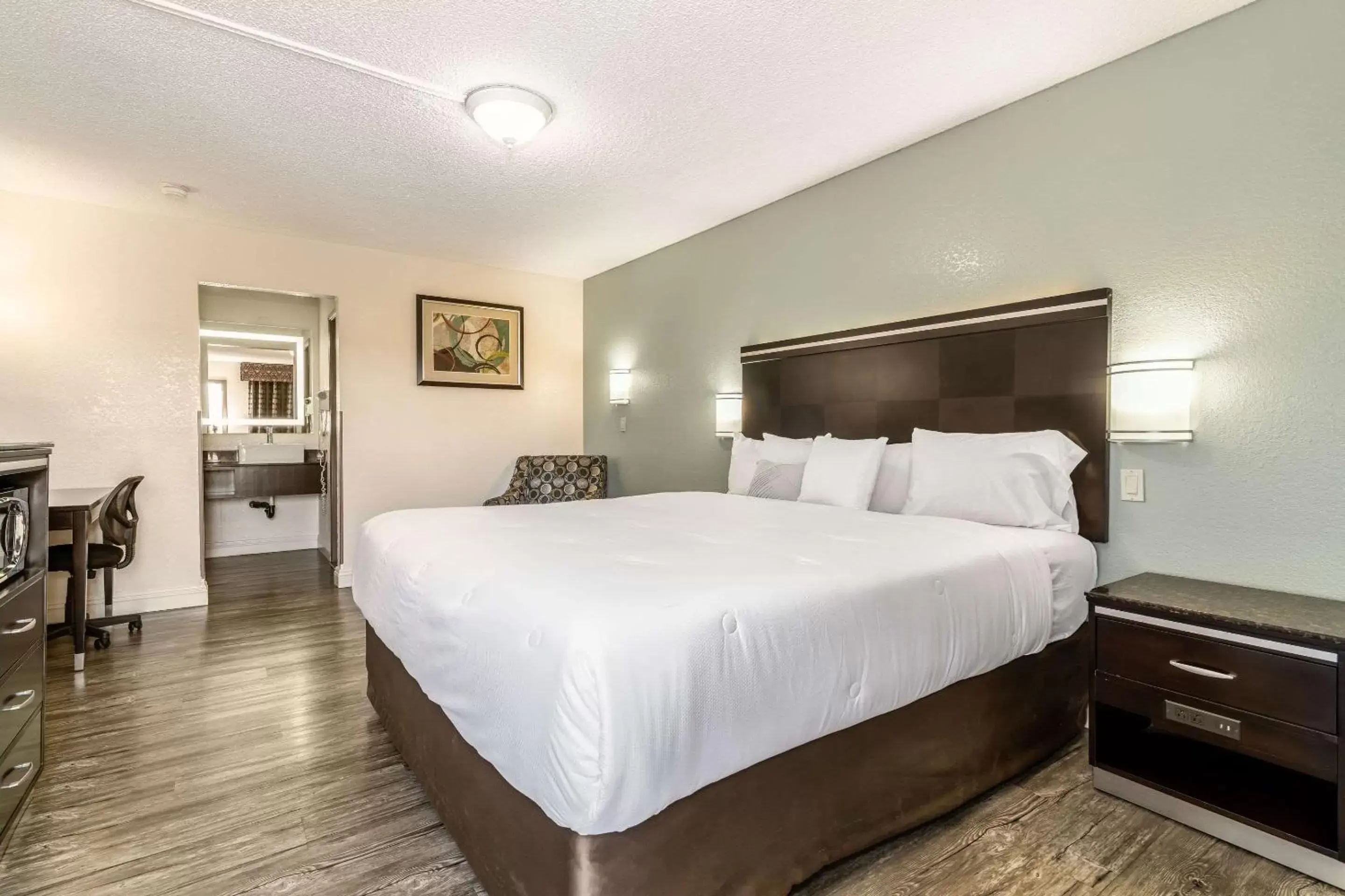 Photo of the whole room, Bed in Rodeway Inn On Historic Route 66 Photo of the whole room, Bed in Rodeway Inn On Historic Route 66