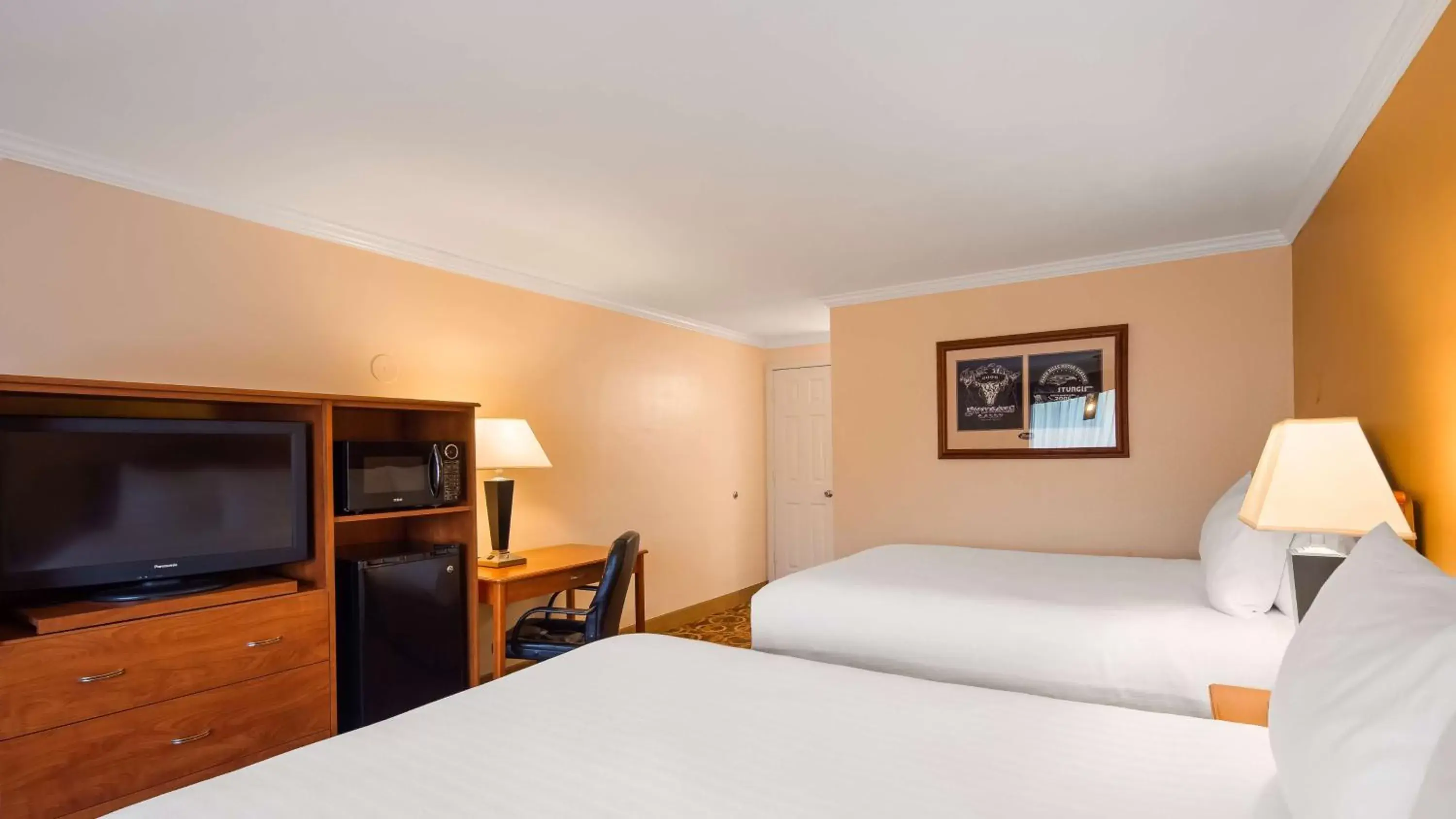 Photo of the whole room, Bed in Sturgis Lodge and Suites