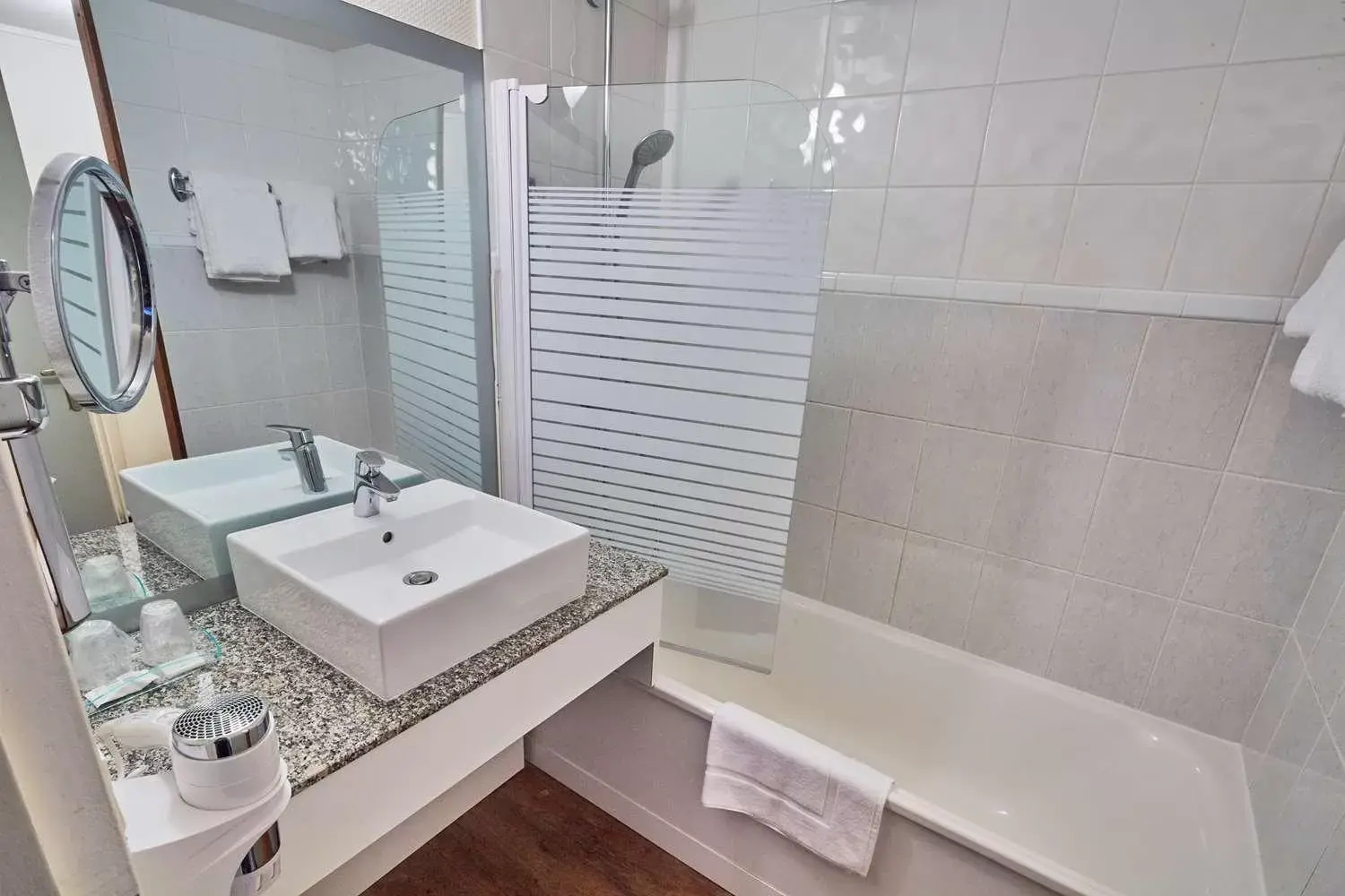 Bathroom in Kyriad Prestige Beaune le Panorama Bathroom in Kyriad Prestige Beaune le Panorama