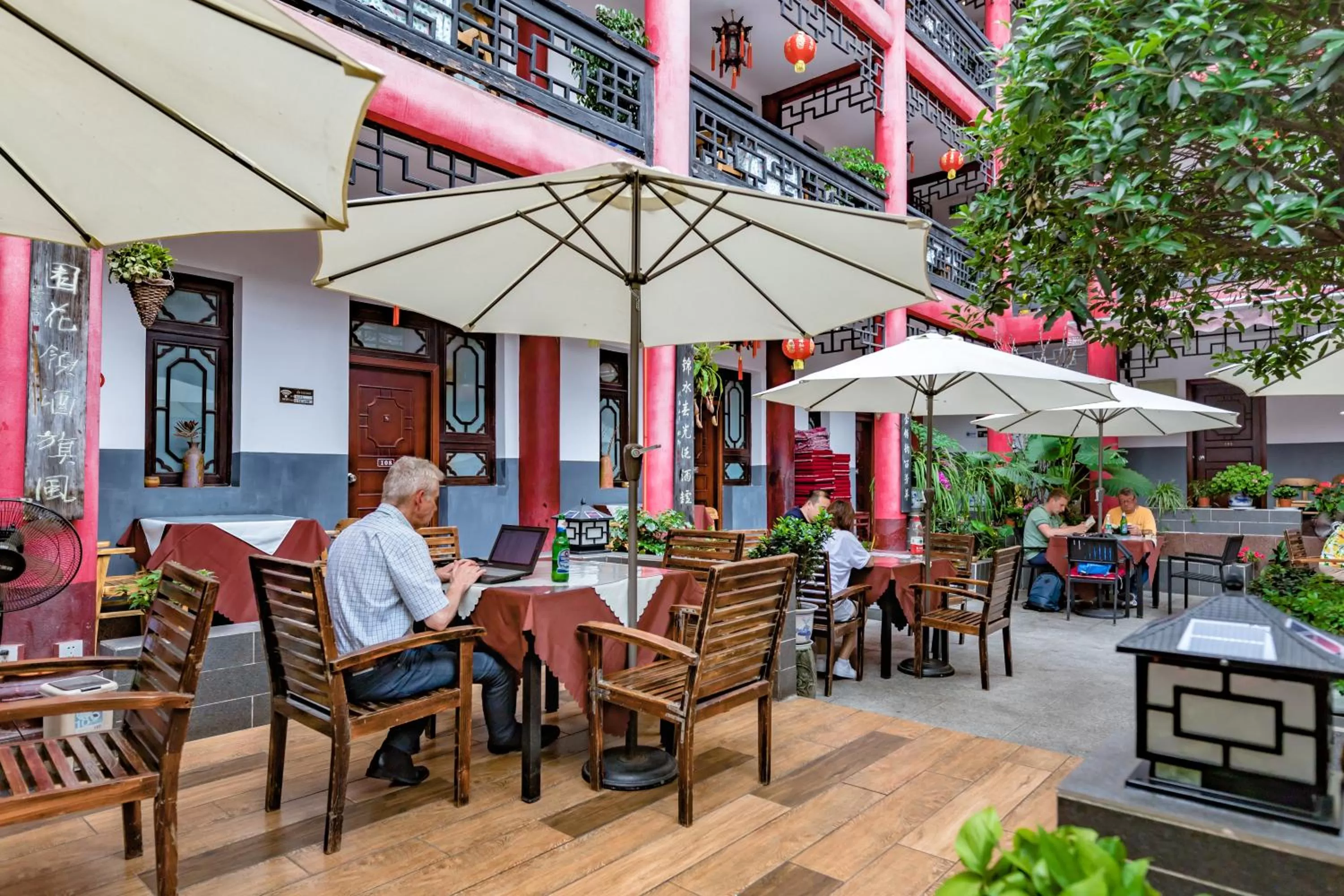 Restaurant/places to eat in Wenjun Courtyard Hotel---3mins walk from Tonghuimen metro station ,next to People`s Park, fluent English service ,travel agency