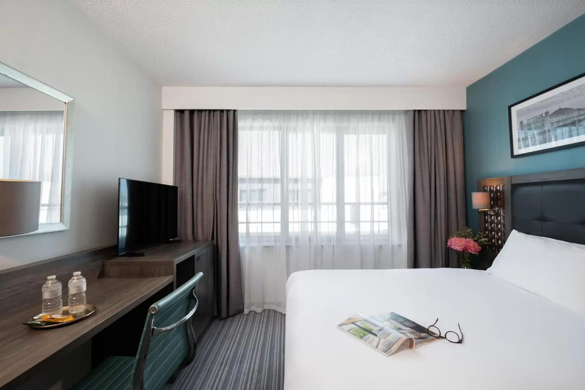 Bedroom, TV/Entertainment Center in Leonardo Hotel Brighton - Formerly Jurys Inn