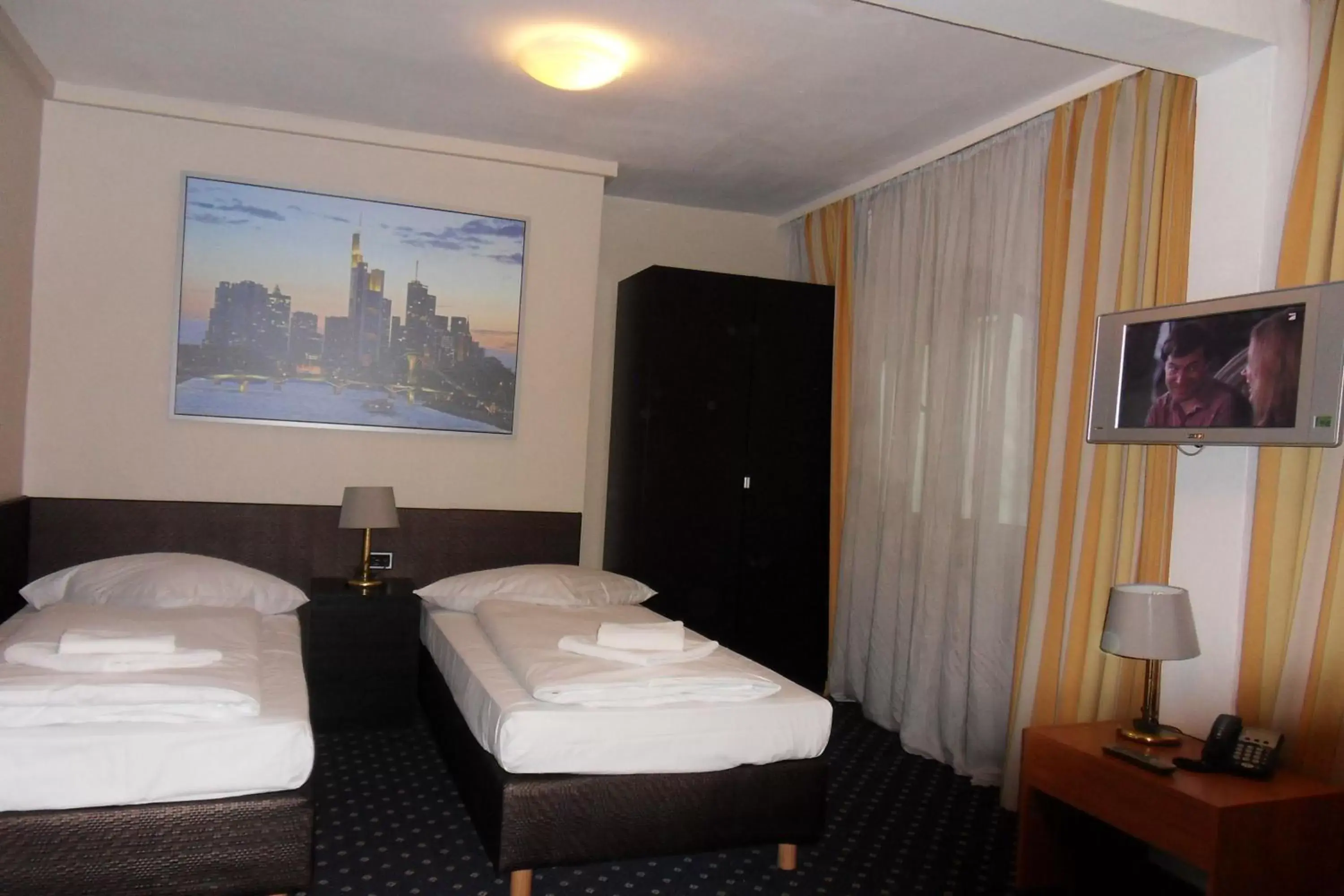 Photo of the whole room, Bed in Carlton Hotel Photo of the whole room, Bed in Carlton Hotel