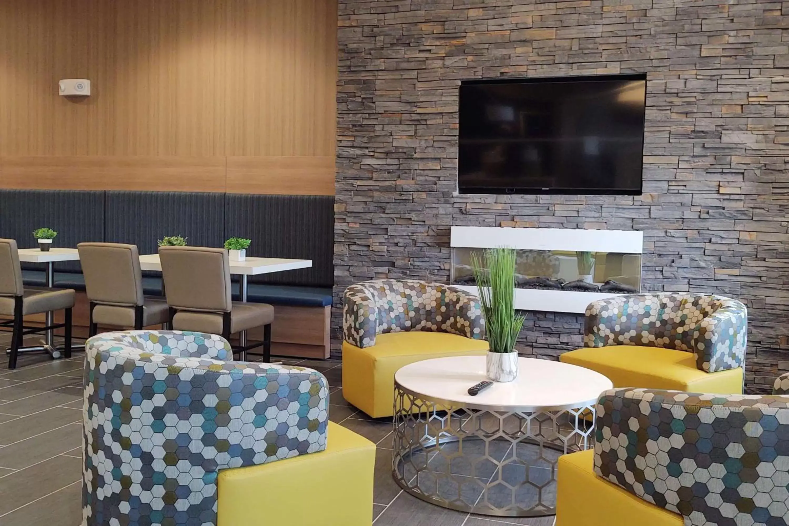 Lobby or reception, Lounge/Bar in Microtel Inn & Suites by Wyndham Liberty NE Kansas City Area