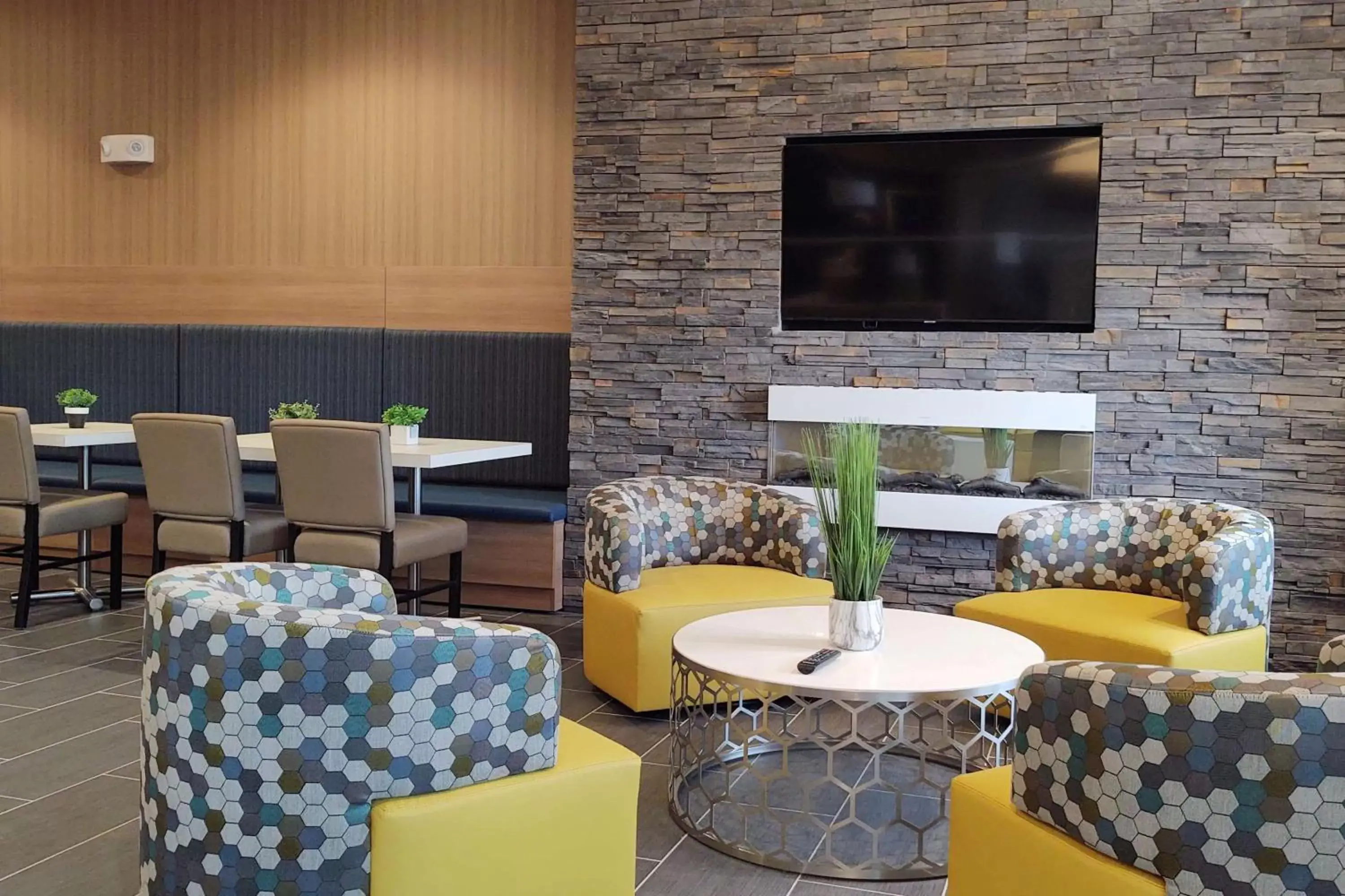 Lobby or reception, Lounge/Bar in Microtel Inn & Suites by Wyndham Liberty NE Kansas City Area Lobby or reception, Lounge/Bar in Microtel Inn & Suites by Wyndham Liberty NE Kansas City Area