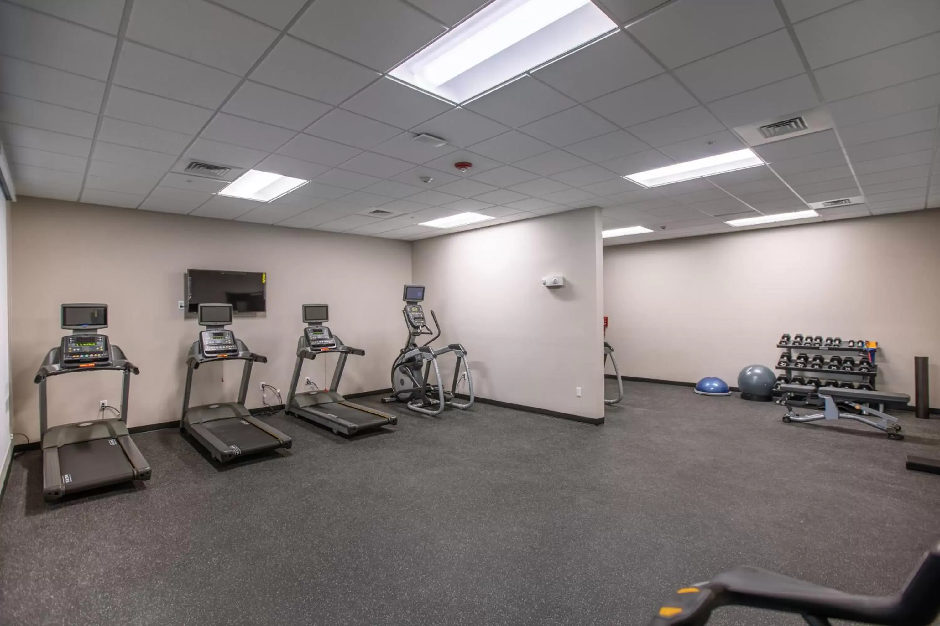 Fitness centre/facilities, Fitness Center/Facilities in Holiday Inn - Kansas City - Northeast, an IHG Hotel