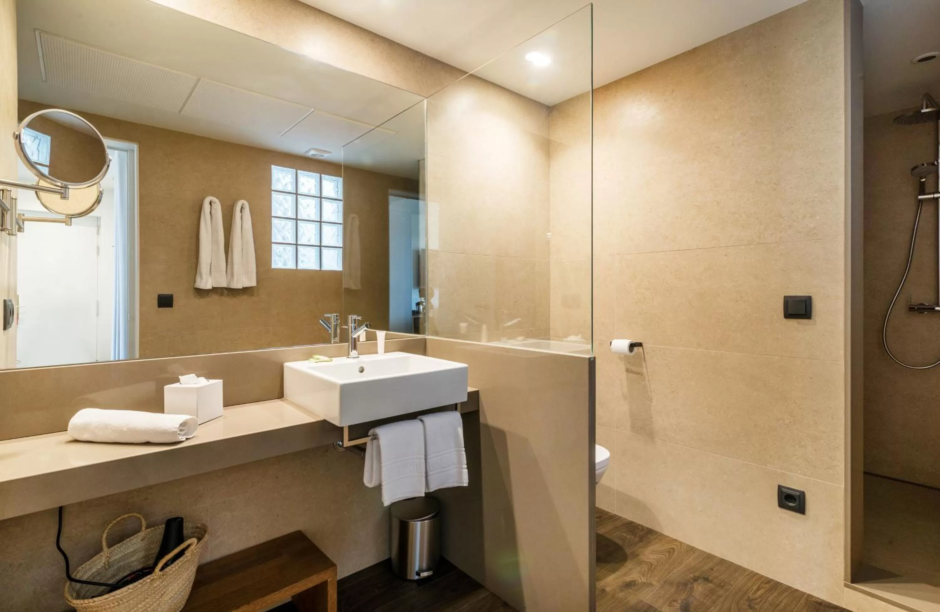 Bathroom in Peninsular