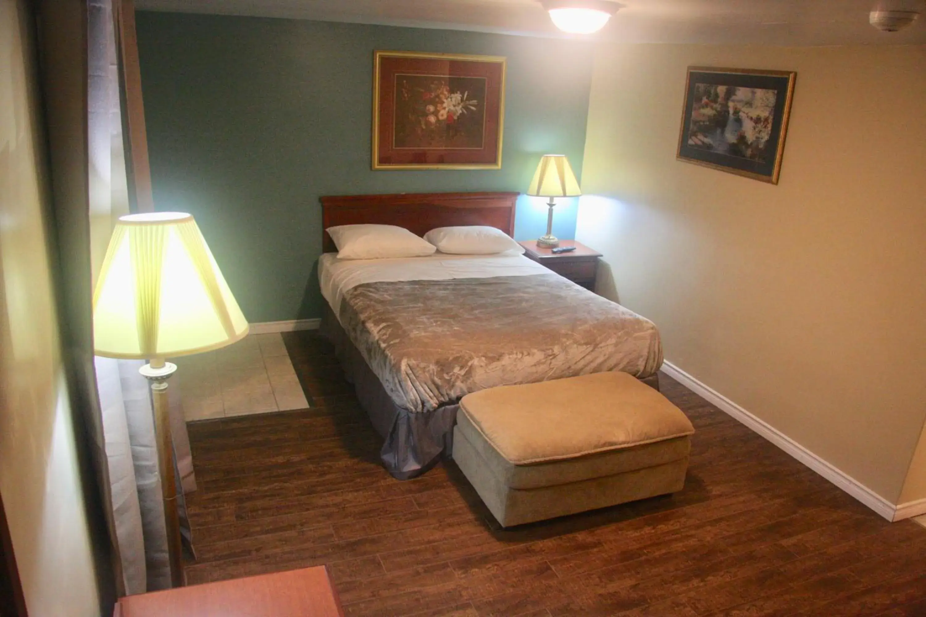 Bedroom, Bed in American Plaza Motel
